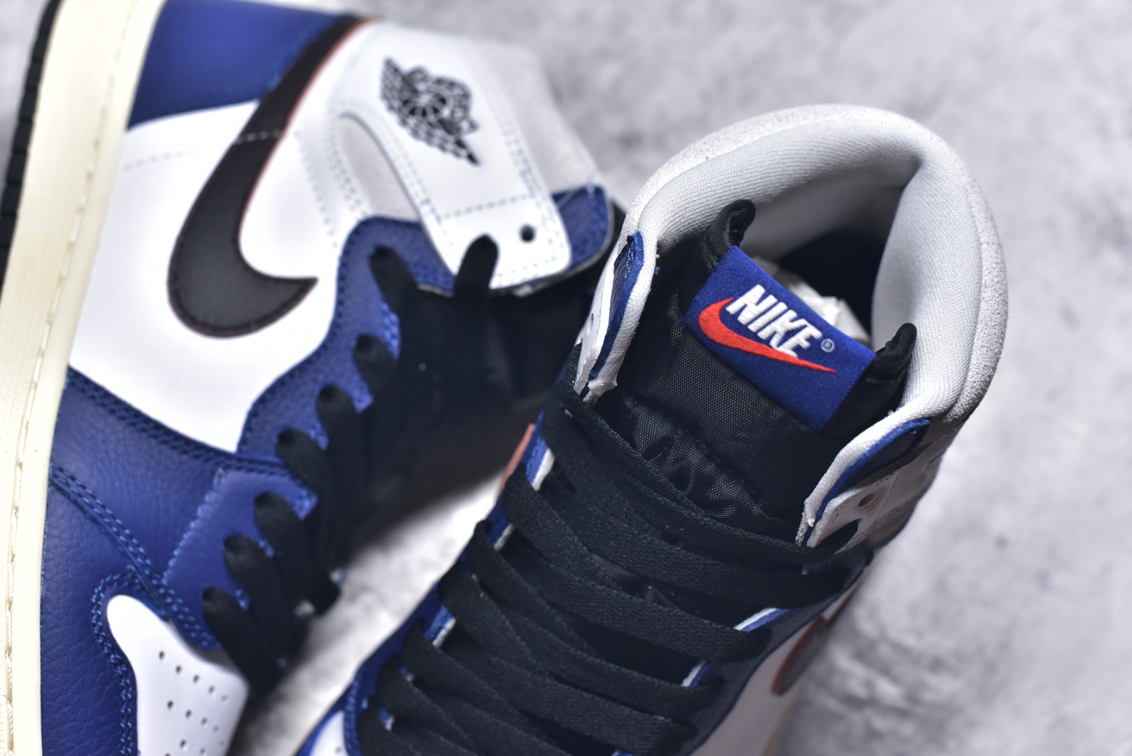 图片[9]-#Air Jordan AJ1 Retro High 高帮 皇家蓝白 DZ5485-100 外贸特供批次 终端控货优势输出 新配色不断更新开发 市场中端王者 全套原纸板楦头开发 确保原汁原味 完美呈现一代版型 一比一鞋头弧度高度鞋身弧度 此版本只针对中端市场 细节品控鞋型随意秒杀市面同价位 鞋型完美 不臃肿别扭 头层皮料加持 用料绝不含糊 进口玻璃冲刀皮料裁剪零毛边 电脑针车工艺 超高鞋面清洁度 最高QC检验标准 控制溢胶瑕疵 原盒原配 飞翼3D高频深度立体 工艺方面大到整体鞋型 漏斗收腰 底线拉帮 LOGO立体程度 小到针眼排布 载片对称 冲孔效果 鞋标规范 鞋垫背胶等等 无一不是口碑收割 每双都是一个回头客 尺码：36 36.5 37.5 38 38.5 39 40 40.5 41 42 42.5 43 44 44.5 45 46 47.5-选品中心