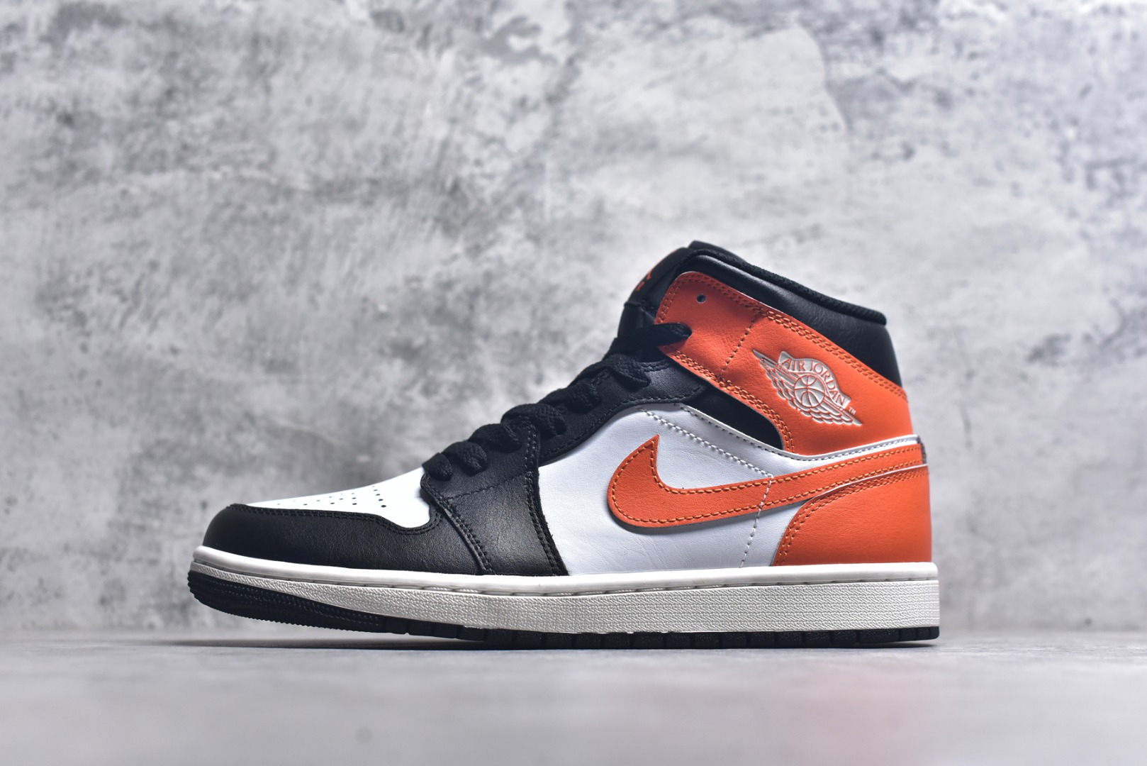 #Air Jordan AJ1 Mid 中帮 黑橙扣碎 DQ8426-801 终端优势供应 市面中低帮最具代表性版本没有之一 口碑大厂出品 品控大底版型不断改良更新 全套原纸板楦头开发 确保原汁原味 完美呈现版型 完美零毛边处理 原厂内置全掌气垫 价格定位良心 平台专用代工流水线出品 一眼公司既视感 拿到手的一瞬间就与众不同 碾压市面所有版本 全部原鞋开发 每一个配色都会采购原鞋确认细节 打破市面看图做货无好货之说 尺码：35.5 36 36.5 37.5 38 38.5 39 40 40.5 41 42 42.5 43 44 44.5 45 46-选品中心