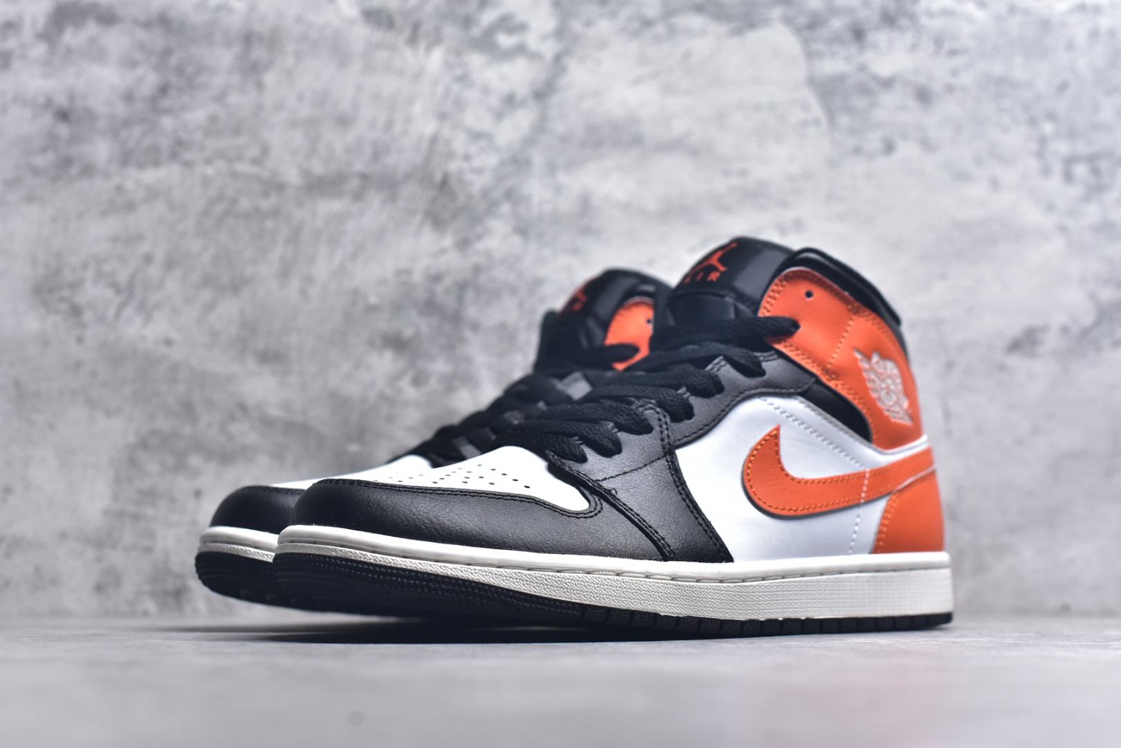 图片[2]-#Air Jordan AJ1 Mid 中帮 黑橙扣碎 DQ8426-801 终端优势供应 市面中低帮最具代表性版本没有之一 口碑大厂出品 品控大底版型不断改良更新 全套原纸板楦头开发 确保原汁原味 完美呈现版型 完美零毛边处理 原厂内置全掌气垫 价格定位良心 平台专用代工流水线出品 一眼公司既视感 拿到手的一瞬间就与众不同 碾压市面所有版本 全部原鞋开发 每一个配色都会采购原鞋确认细节 打破市面看图做货无好货之说 尺码：35.5 36 36.5 37.5 38 38.5 39 40 40.5 41 42 42.5 43 44 44.5 45 46-选品中心