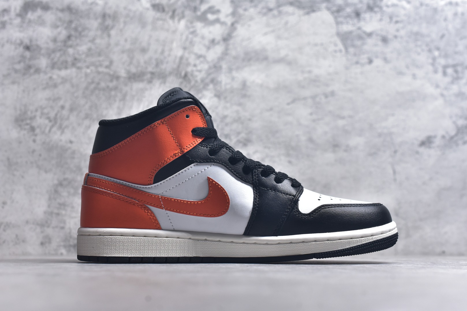 图片[3]-#Air Jordan AJ1 Mid 中帮 黑橙扣碎 DQ8426-801 终端优势供应 市面中低帮最具代表性版本没有之一 口碑大厂出品 品控大底版型不断改良更新 全套原纸板楦头开发 确保原汁原味 完美呈现版型 完美零毛边处理 原厂内置全掌气垫 价格定位良心 平台专用代工流水线出品 一眼公司既视感 拿到手的一瞬间就与众不同 碾压市面所有版本 全部原鞋开发 每一个配色都会采购原鞋确认细节 打破市面看图做货无好货之说 尺码：35.5 36 36.5 37.5 38 38.5 39 40 40.5 41 42 42.5 43 44 44.5 45 46-选品中心
