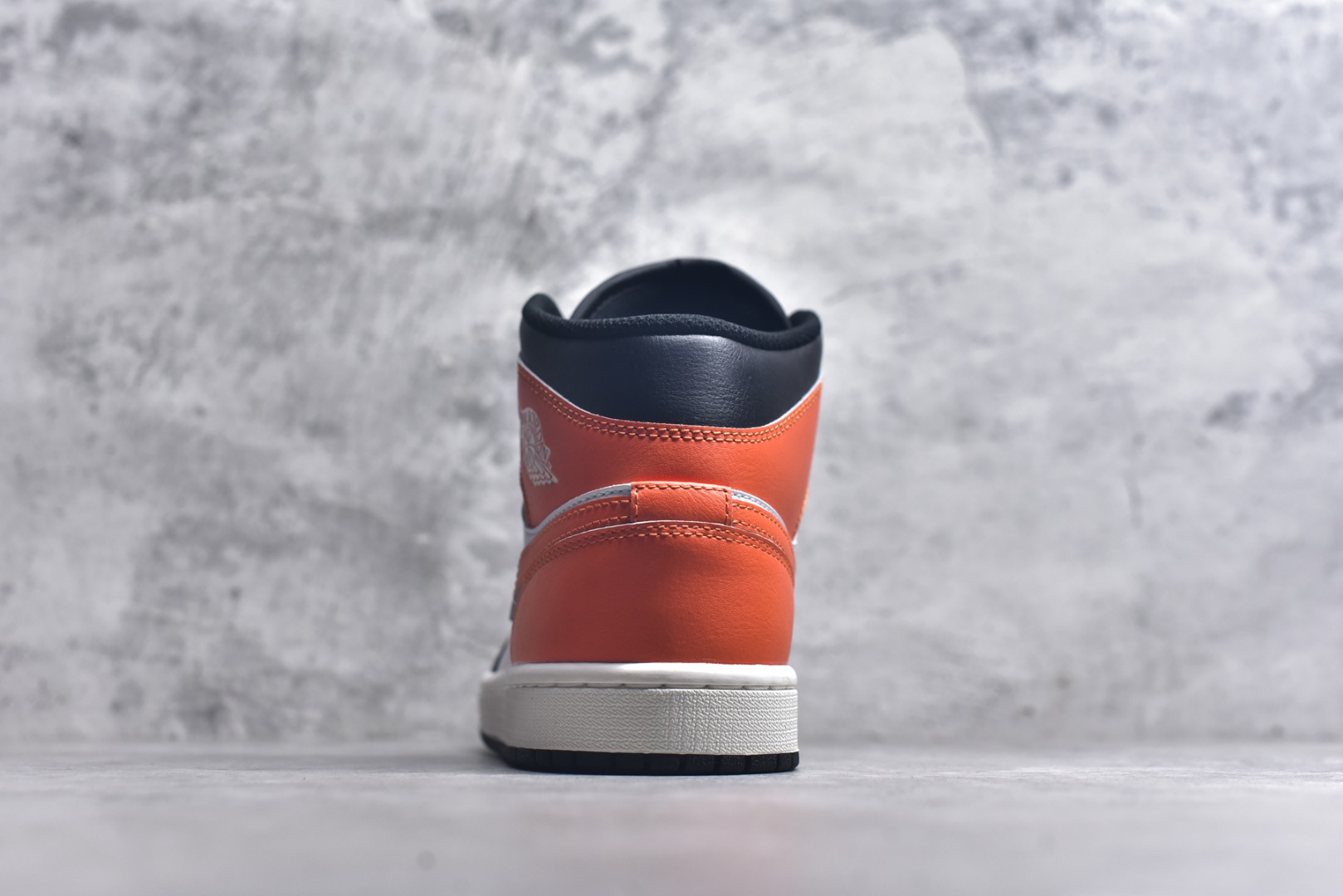 图片[5]-#Air Jordan AJ1 Mid 中帮 黑橙扣碎 DQ8426-801 终端优势供应 市面中低帮最具代表性版本没有之一 口碑大厂出品 品控大底版型不断改良更新 全套原纸板楦头开发 确保原汁原味 完美呈现版型 完美零毛边处理 原厂内置全掌气垫 价格定位良心 平台专用代工流水线出品 一眼公司既视感 拿到手的一瞬间就与众不同 碾压市面所有版本 全部原鞋开发 每一个配色都会采购原鞋确认细节 打破市面看图做货无好货之说 尺码：35.5 36 36.5 37.5 38 38.5 39 40 40.5 41 42 42.5 43 44 44.5 45 46-选品中心