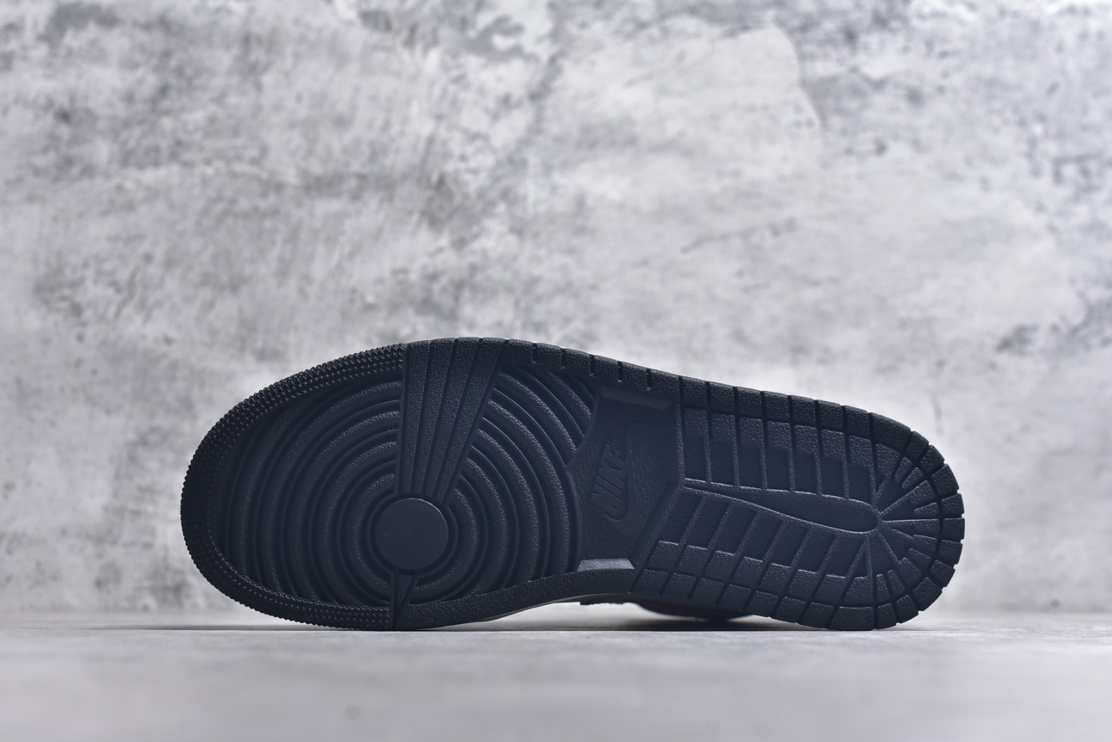 图片[6]-#Air Jordan AJ1 Mid 中帮 黑橙扣碎 DQ8426-801 终端优势供应 市面中低帮最具代表性版本没有之一 口碑大厂出品 品控大底版型不断改良更新 全套原纸板楦头开发 确保原汁原味 完美呈现版型 完美零毛边处理 原厂内置全掌气垫 价格定位良心 平台专用代工流水线出品 一眼公司既视感 拿到手的一瞬间就与众不同 碾压市面所有版本 全部原鞋开发 每一个配色都会采购原鞋确认细节 打破市面看图做货无好货之说 尺码：35.5 36 36.5 37.5 38 38.5 39 40 40.5 41 42 42.5 43 44 44.5 45 46-选品中心