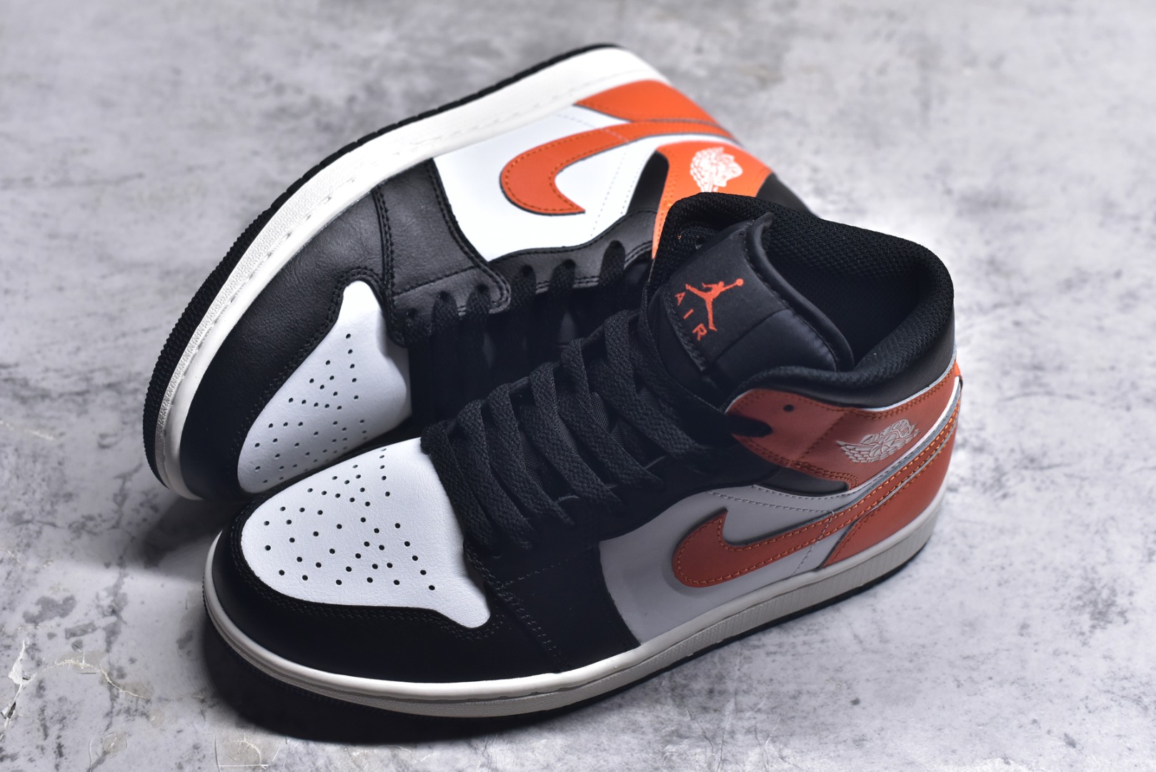 图片[7]-#Air Jordan AJ1 Mid 中帮 黑橙扣碎 DQ8426-801 终端优势供应 市面中低帮最具代表性版本没有之一 口碑大厂出品 品控大底版型不断改良更新 全套原纸板楦头开发 确保原汁原味 完美呈现版型 完美零毛边处理 原厂内置全掌气垫 价格定位良心 平台专用代工流水线出品 一眼公司既视感 拿到手的一瞬间就与众不同 碾压市面所有版本 全部原鞋开发 每一个配色都会采购原鞋确认细节 打破市面看图做货无好货之说 尺码：35.5 36 36.5 37.5 38 38.5 39 40 40.5 41 42 42.5 43 44 44.5 45 46-选品中心