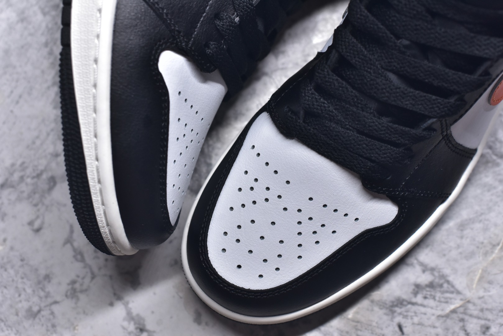 图片[8]-#Air Jordan AJ1 Mid 中帮 黑橙扣碎 DQ8426-801 终端优势供应 市面中低帮最具代表性版本没有之一 口碑大厂出品 品控大底版型不断改良更新 全套原纸板楦头开发 确保原汁原味 完美呈现版型 完美零毛边处理 原厂内置全掌气垫 价格定位良心 平台专用代工流水线出品 一眼公司既视感 拿到手的一瞬间就与众不同 碾压市面所有版本 全部原鞋开发 每一个配色都会采购原鞋确认细节 打破市面看图做货无好货之说 尺码：35.5 36 36.5 37.5 38 38.5 39 40 40.5 41 42 42.5 43 44 44.5 45 46-选品中心