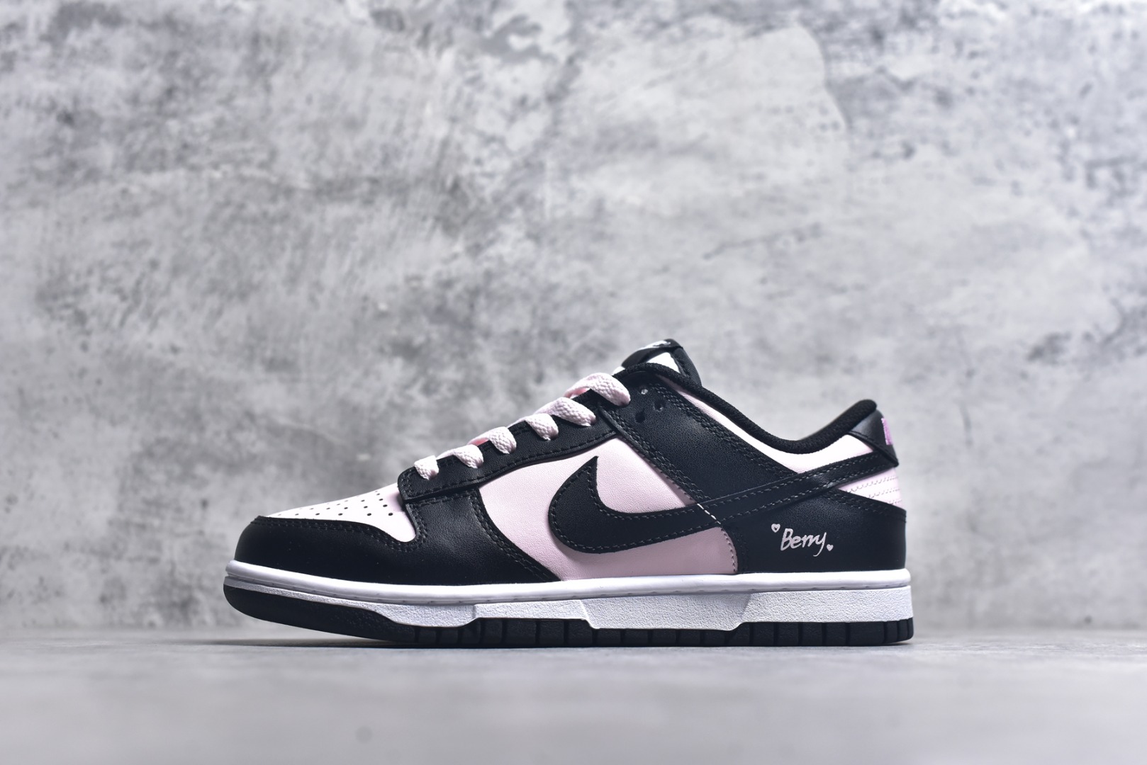 #Nike SB Dunk Low 黑粉色 情人节 低帮休闲板鞋 DD1391-100 尺码：35.5 36 36.5 37.5 38 38.5 39 40 9.E5-选品中心