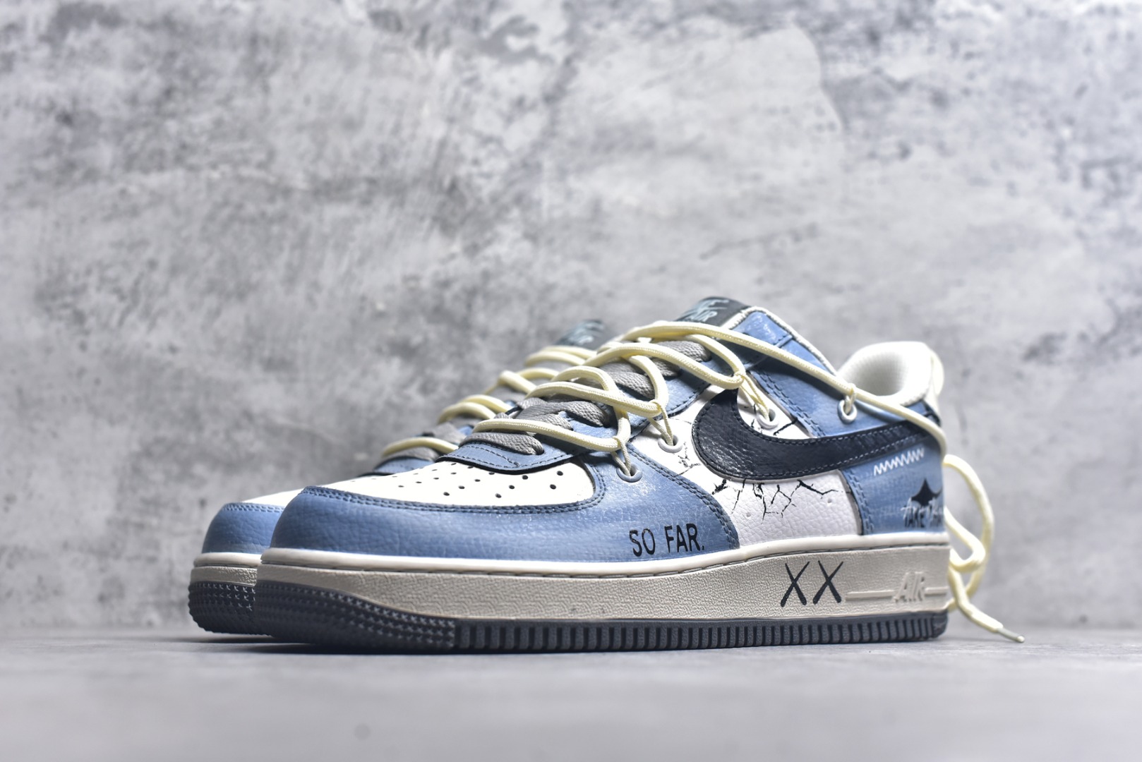 图片[2]-#Nike Air Force 1\’07 Low \”The Age of Cracks\” 手绘涂鸦 裂痕纪元 空军一号低帮休闲运动板鞋 KS6896-555 #浅蓝与米白的撞色基底，恰似未被定义的艺术画布，而遍布鞋身的裂纹设计，如时空裂隙般打破常规，在复古质感中注入先锋叛逆。黑色Swoosh与手写风格的“SO FAR”“XX”符号肆意涂鸦，将街头艺术的随性与潮流设计的精致糅合，每一道裂痕都是对传统鞋履美学的突破，每一处涂鸦都是自我表达的宣言 尺码：36 36.5 37.5 38 38.5 39 40 40.5 41 42 42.5 43 44 44.5 45 9.D4-选品中心