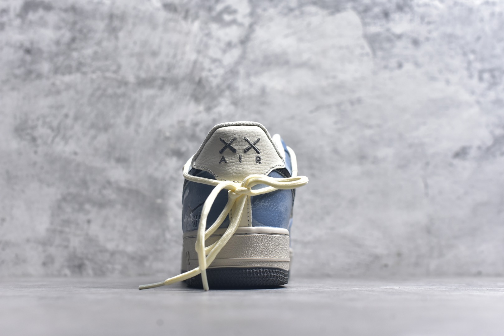 图片[5]-#Nike Air Force 1\’07 Low \”The Age of Cracks\” 手绘涂鸦 裂痕纪元 空军一号低帮休闲运动板鞋 KS6896-555 #浅蓝与米白的撞色基底，恰似未被定义的艺术画布，而遍布鞋身的裂纹设计，如时空裂隙般打破常规，在复古质感中注入先锋叛逆。黑色Swoosh与手写风格的“SO FAR”“XX”符号肆意涂鸦，将街头艺术的随性与潮流设计的精致糅合，每一道裂痕都是对传统鞋履美学的突破，每一处涂鸦都是自我表达的宣言 尺码：36 36.5 37.5 38 38.5 39 40 40.5 41 42 42.5 43 44 44.5 45 9.D4-选品中心