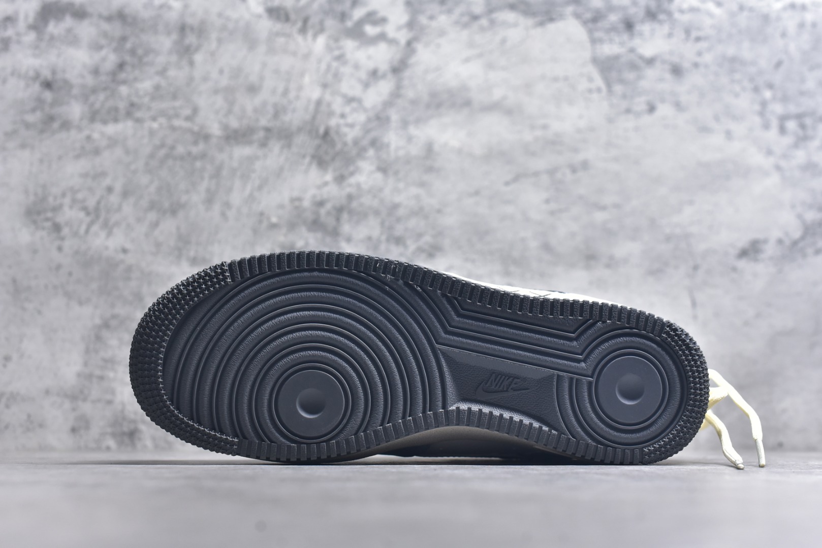 图片[6]-#Nike Air Force 1\’07 Low \”The Age of Cracks\” 手绘涂鸦 裂痕纪元 空军一号低帮休闲运动板鞋 KS6896-555 #浅蓝与米白的撞色基底，恰似未被定义的艺术画布，而遍布鞋身的裂纹设计，如时空裂隙般打破常规，在复古质感中注入先锋叛逆。黑色Swoosh与手写风格的“SO FAR”“XX”符号肆意涂鸦，将街头艺术的随性与潮流设计的精致糅合，每一道裂痕都是对传统鞋履美学的突破，每一处涂鸦都是自我表达的宣言 尺码：36 36.5 37.5 38 38.5 39 40 40.5 41 42 42.5 43 44 44.5 45 9.D4-选品中心