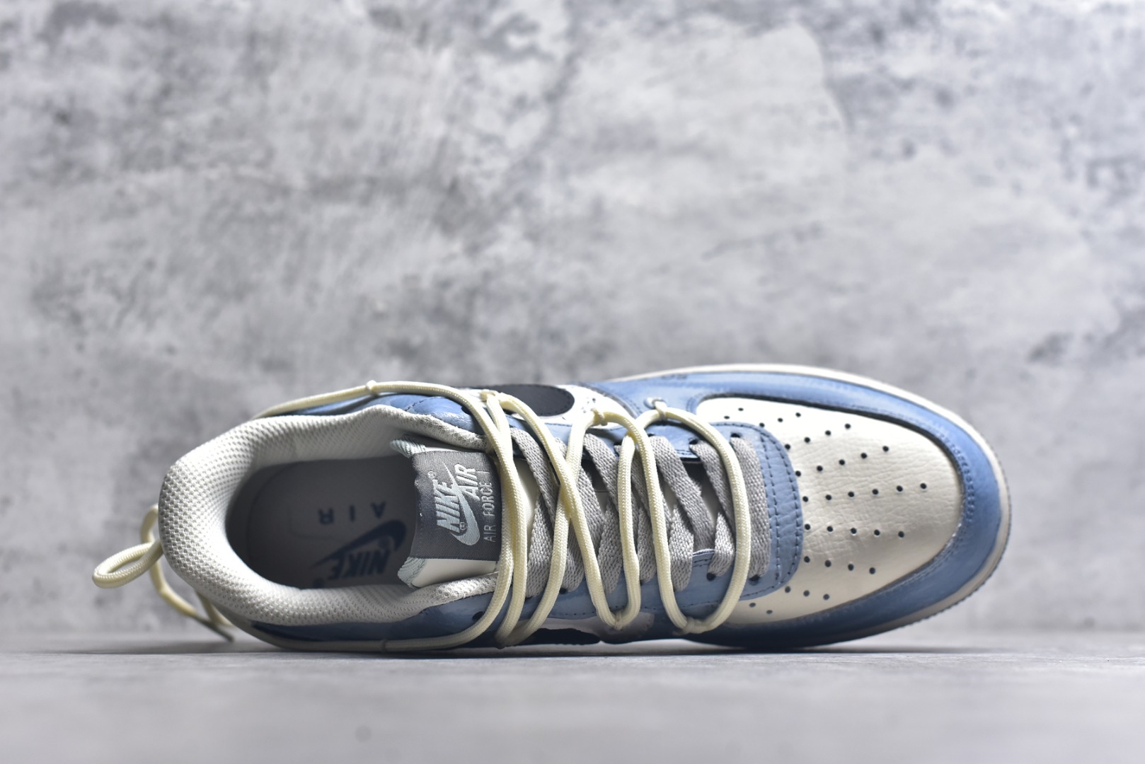 图片[4]-#Nike Air Force 1\’07 Low \”The Age of Cracks\” 手绘涂鸦 裂痕纪元 空军一号低帮休闲运动板鞋 KS6896-555 #浅蓝与米白的撞色基底，恰似未被定义的艺术画布，而遍布鞋身的裂纹设计，如时空裂隙般打破常规，在复古质感中注入先锋叛逆。黑色Swoosh与手写风格的“SO FAR”“XX”符号肆意涂鸦，将街头艺术的随性与潮流设计的精致糅合，每一道裂痕都是对传统鞋履美学的突破，每一处涂鸦都是自我表达的宣言 尺码：36 36.5 37.5 38 38.5 39 40 40.5 41 42 42.5 43 44 44.5 45 9.D4-选品中心