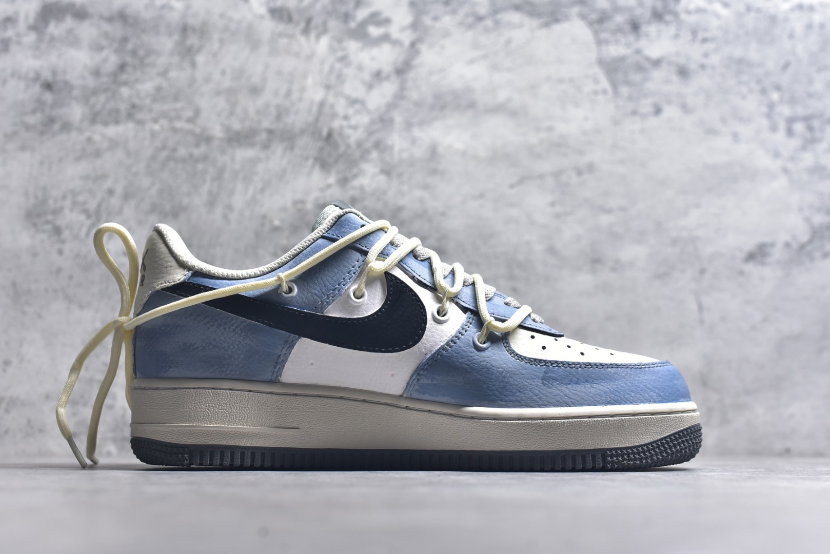 图片[3]-#Nike Air Force 1\’07 Low \”The Age of Cracks\” 手绘涂鸦 裂痕纪元 空军一号低帮休闲运动板鞋 KS6896-555 #浅蓝与米白的撞色基底，恰似未被定义的艺术画布，而遍布鞋身的裂纹设计，如时空裂隙般打破常规，在复古质感中注入先锋叛逆。黑色Swoosh与手写风格的“SO FAR”“XX”符号肆意涂鸦，将街头艺术的随性与潮流设计的精致糅合，每一道裂痕都是对传统鞋履美学的突破，每一处涂鸦都是自我表达的宣言 尺码：36 36.5 37.5 38 38.5 39 40 40.5 41 42 42.5 43 44 44.5 45 9.D4-选品中心