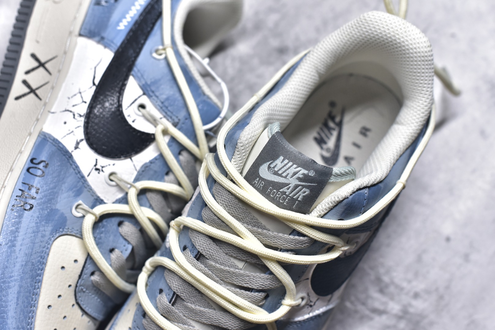 图片[9]-#Nike Air Force 1\’07 Low \”The Age of Cracks\” 手绘涂鸦 裂痕纪元 空军一号低帮休闲运动板鞋 KS6896-555 #浅蓝与米白的撞色基底，恰似未被定义的艺术画布，而遍布鞋身的裂纹设计，如时空裂隙般打破常规，在复古质感中注入先锋叛逆。黑色Swoosh与手写风格的“SO FAR”“XX”符号肆意涂鸦，将街头艺术的随性与潮流设计的精致糅合，每一道裂痕都是对传统鞋履美学的突破，每一处涂鸦都是自我表达的宣言 尺码：36 36.5 37.5 38 38.5 39 40 40.5 41 42 42.5 43 44 44.5 45 9.D4-选品中心