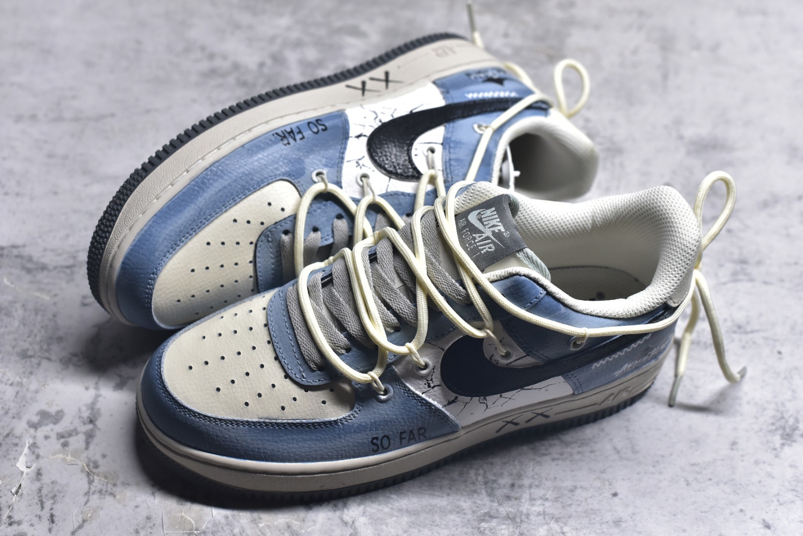 图片[7]-#Nike Air Force 1\’07 Low \”The Age of Cracks\” 手绘涂鸦 裂痕纪元 空军一号低帮休闲运动板鞋 KS6896-555 #浅蓝与米白的撞色基底，恰似未被定义的艺术画布，而遍布鞋身的裂纹设计，如时空裂隙般打破常规，在复古质感中注入先锋叛逆。黑色Swoosh与手写风格的“SO FAR”“XX”符号肆意涂鸦，将街头艺术的随性与潮流设计的精致糅合，每一道裂痕都是对传统鞋履美学的突破，每一处涂鸦都是自我表达的宣言 尺码：36 36.5 37.5 38 38.5 39 40 40.5 41 42 42.5 43 44 44.5 45 9.D4-选品中心