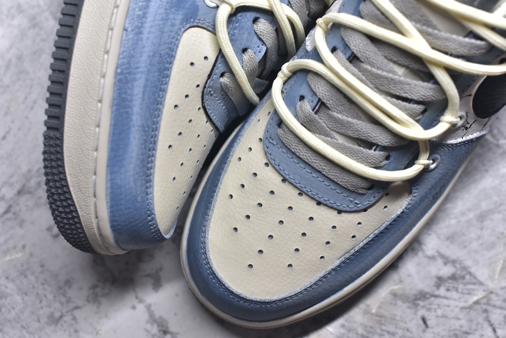 图片[8]-#Nike Air Force 1\’07 Low \”The Age of Cracks\” 手绘涂鸦 裂痕纪元 空军一号低帮休闲运动板鞋 KS6896-555 #浅蓝与米白的撞色基底，恰似未被定义的艺术画布，而遍布鞋身的裂纹设计，如时空裂隙般打破常规，在复古质感中注入先锋叛逆。黑色Swoosh与手写风格的“SO FAR”“XX”符号肆意涂鸦，将街头艺术的随性与潮流设计的精致糅合，每一道裂痕都是对传统鞋履美学的突破，每一处涂鸦都是自我表达的宣言 尺码：36 36.5 37.5 38 38.5 39 40 40.5 41 42 42.5 43 44 44.5 45 9.D4-选品中心