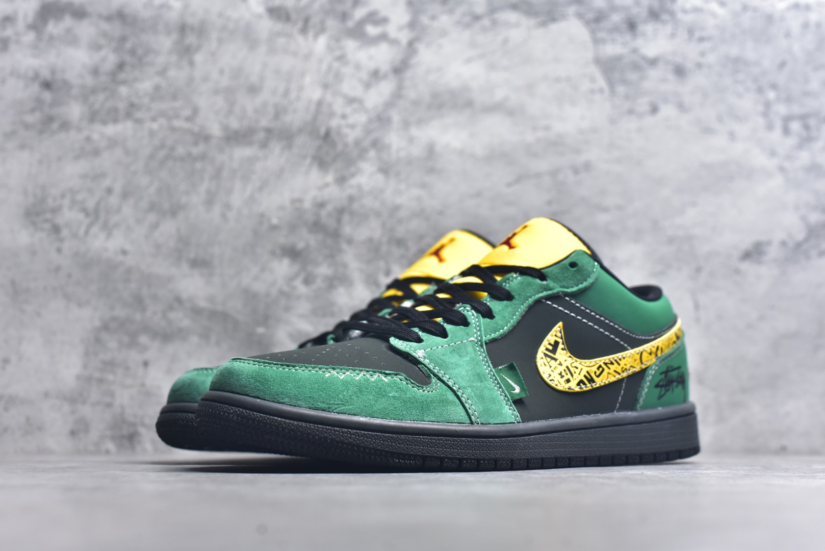 图片[2]-#海外爆款限量发售！Nike Jordan Air Jordan 1“斯图西联名——复古绿” 高端定制 低帮 复古 减震 防滑 耐磨 篮球鞋 定制鞋盒 大厂纯原品质出货 超高清洁度 皮料切割干净无任何毛边 细节完美 货号：LR8886-011 尺码：36 36.5 37.5 38 38.5 39 40 40.5 41 42 42.5 43 44 44.5 45-选品中心