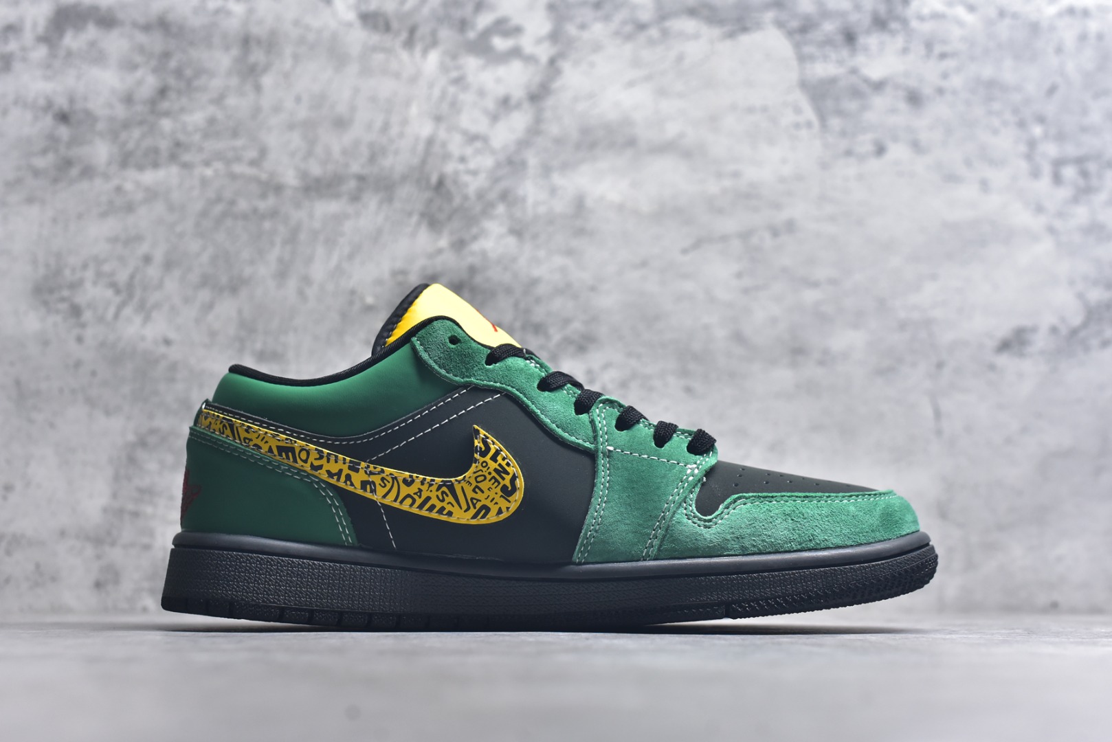 图片[3]-#海外爆款限量发售！Nike Jordan Air Jordan 1“斯图西联名——复古绿” 高端定制 低帮 复古 减震 防滑 耐磨 篮球鞋 定制鞋盒 大厂纯原品质出货 超高清洁度 皮料切割干净无任何毛边 细节完美 货号：LR8886-011 尺码：36 36.5 37.5 38 38.5 39 40 40.5 41 42 42.5 43 44 44.5 45-选品中心