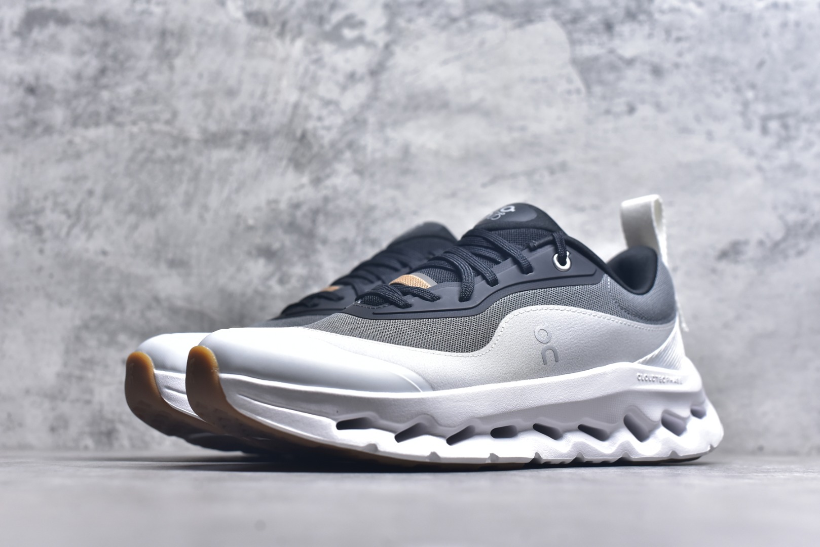 图片[2]-#On昂跑 x LOEW罗意威 Cloudtilt2.0 舒适轻盈 低帮跑步鞋 白黑灰 货号：M929282X34-4515 整身鞋面是一体的，包裹感很强，配合弹力鞋带，穿脱方便快捷。鞋底镂空设计，与爱步相同，脚感舒适。但不是立马就能感受的软，要走一段时间才有回馈。鞋型很秀气，日常穿着还是很合适的一款！尺码：36-45-选品中心