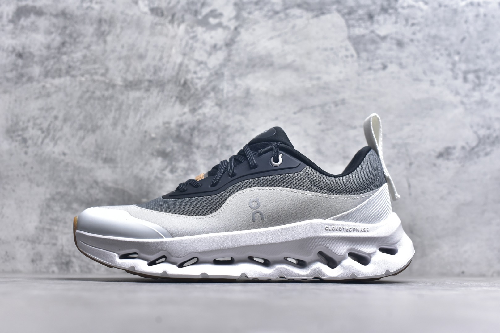 #On昂跑 x LOEW罗意威 Cloudtilt2.0 舒适轻盈 低帮跑步鞋 白黑灰 货号：M929282X34-4515 整身鞋面是一体的，包裹感很强，配合弹力鞋带，穿脱方便快捷。鞋底镂空设计，与爱步相同，脚感舒适。但不是立马就能感受的软，要走一段时间才有回馈。鞋型很秀气，日常穿着还是很合适的一款！尺码：36-45-选品中心