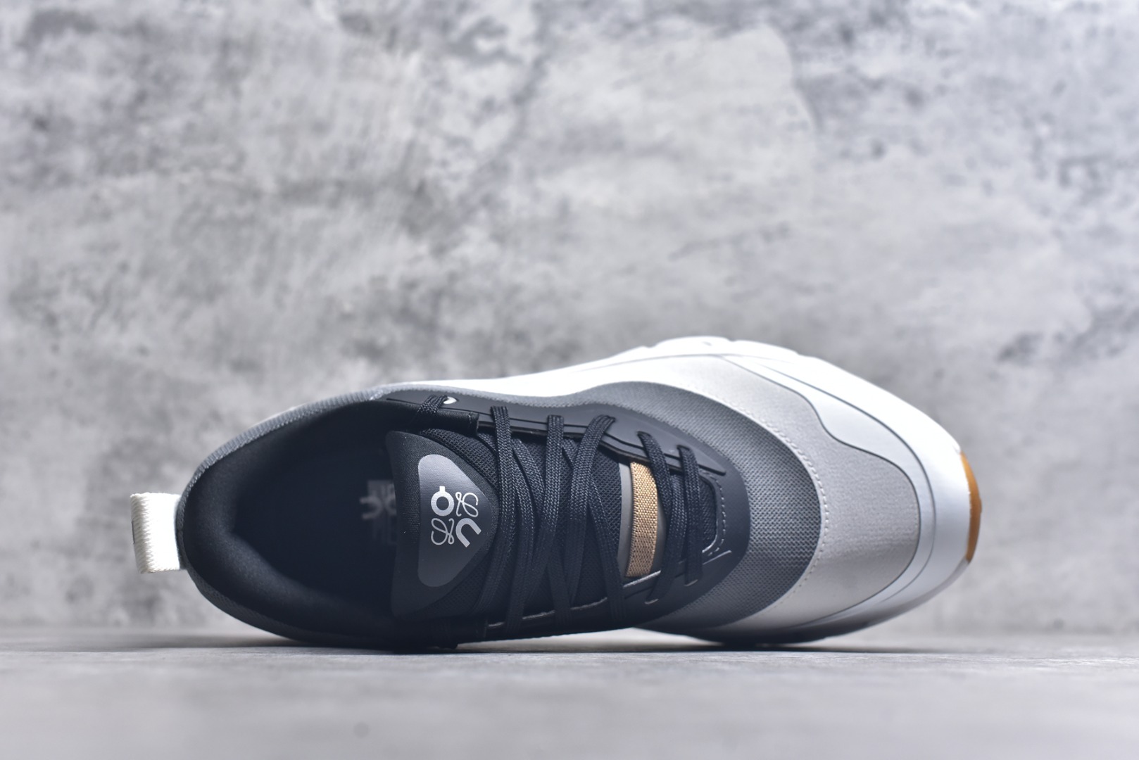 图片[4]-#On昂跑 x LOEW罗意威 Cloudtilt2.0 舒适轻盈 低帮跑步鞋 白黑灰 货号：M929282X34-4515 整身鞋面是一体的，包裹感很强，配合弹力鞋带，穿脱方便快捷。鞋底镂空设计，与爱步相同，脚感舒适。但不是立马就能感受的软，要走一段时间才有回馈。鞋型很秀气，日常穿着还是很合适的一款！尺码：36-45-选品中心