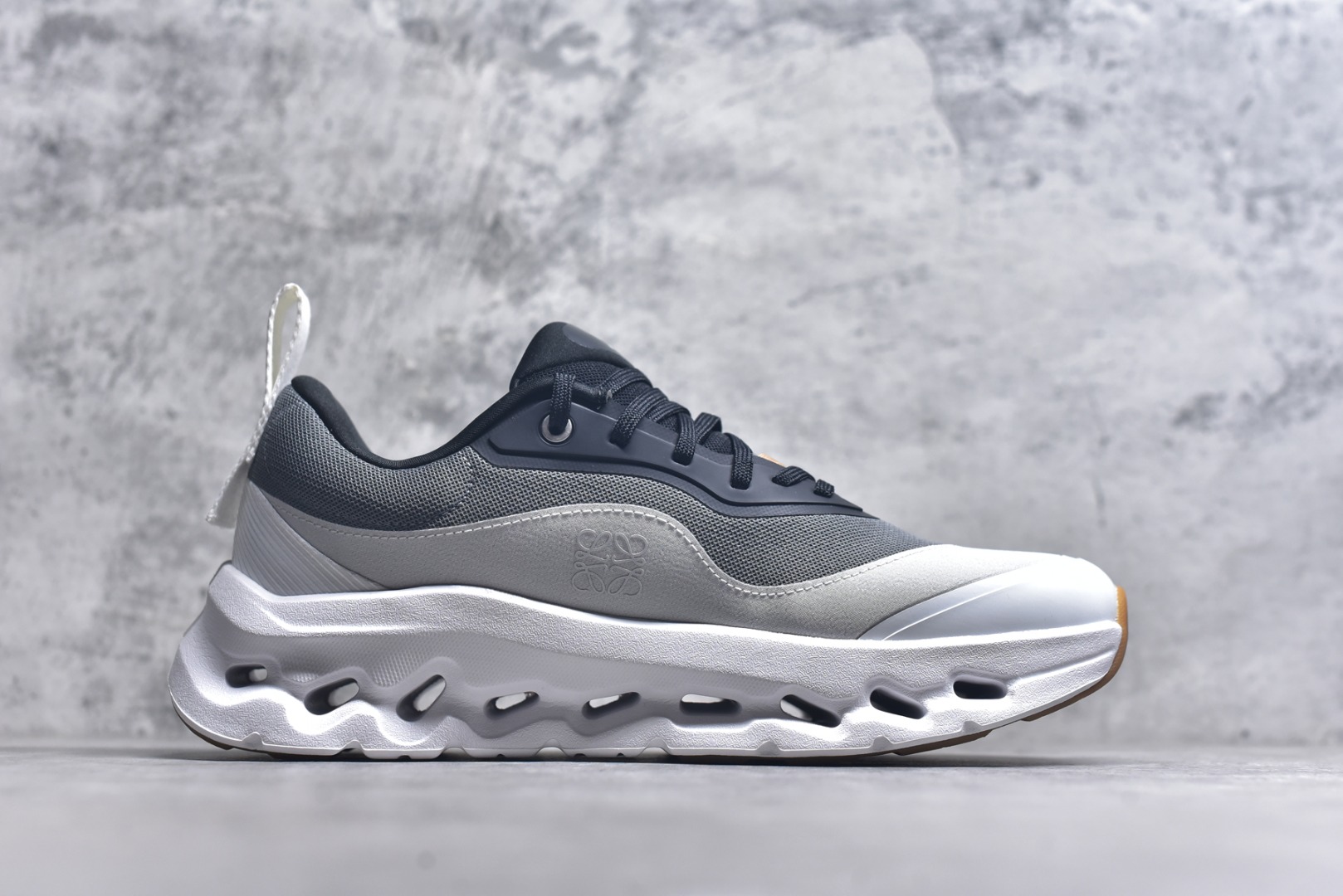 图片[3]-#On昂跑 x LOEW罗意威 Cloudtilt2.0 舒适轻盈 低帮跑步鞋 白黑灰 货号：M929282X34-4515 整身鞋面是一体的，包裹感很强，配合弹力鞋带，穿脱方便快捷。鞋底镂空设计，与爱步相同，脚感舒适。但不是立马就能感受的软，要走一段时间才有回馈。鞋型很秀气，日常穿着还是很合适的一款！尺码：36-45-选品中心