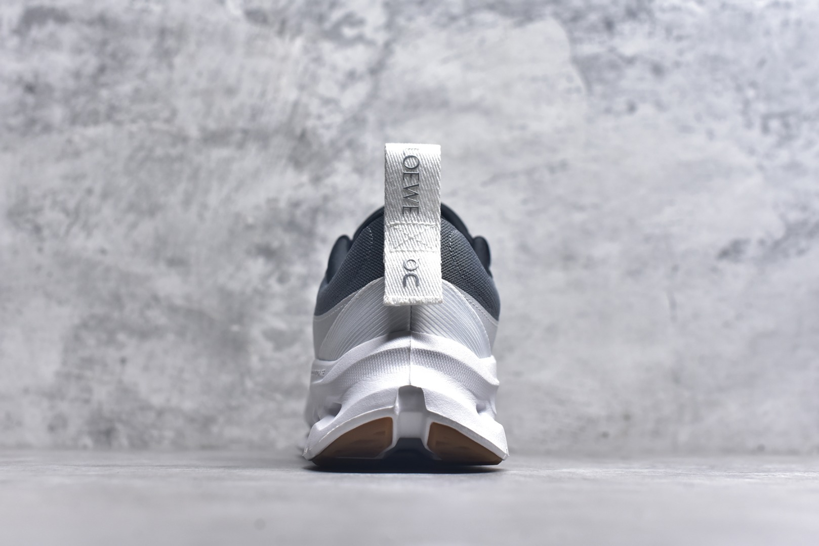 图片[5]-#On昂跑 x LOEW罗意威 Cloudtilt2.0 舒适轻盈 低帮跑步鞋 白黑灰 货号：M929282X34-4515 整身鞋面是一体的，包裹感很强，配合弹力鞋带，穿脱方便快捷。鞋底镂空设计，与爱步相同，脚感舒适。但不是立马就能感受的软，要走一段时间才有回馈。鞋型很秀气，日常穿着还是很合适的一款！尺码：36-45-选品中心