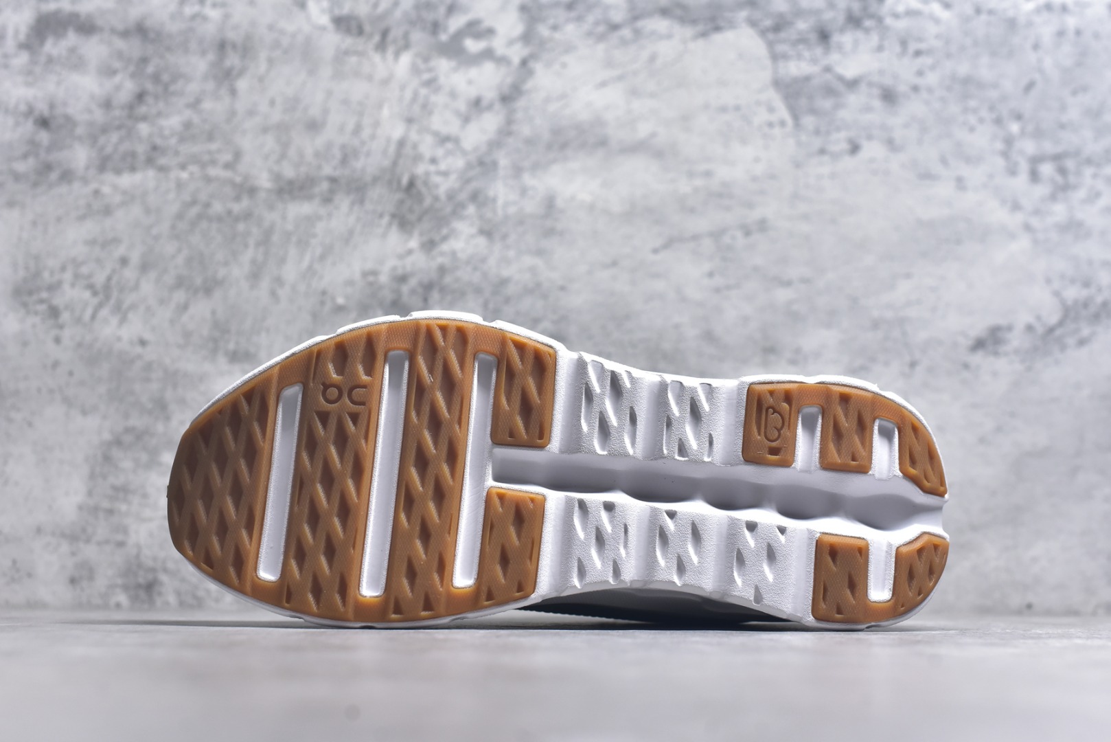 图片[6]-#On昂跑 x LOEW罗意威 Cloudtilt2.0 舒适轻盈 低帮跑步鞋 白黑灰 货号：M929282X34-4515 整身鞋面是一体的，包裹感很强，配合弹力鞋带，穿脱方便快捷。鞋底镂空设计，与爱步相同，脚感舒适。但不是立马就能感受的软，要走一段时间才有回馈。鞋型很秀气，日常穿着还是很合适的一款！尺码：36-45-选品中心