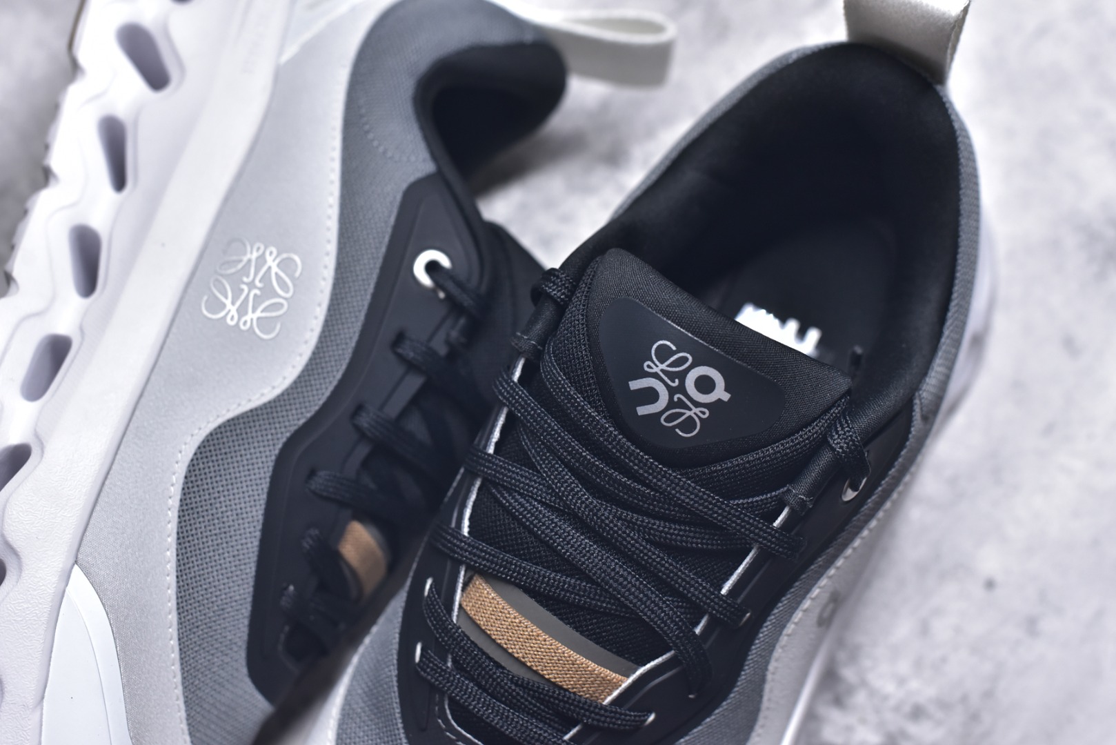 图片[9]-#On昂跑 x LOEW罗意威 Cloudtilt2.0 舒适轻盈 低帮跑步鞋 白黑灰 货号：M929282X34-4515 整身鞋面是一体的，包裹感很强，配合弹力鞋带，穿脱方便快捷。鞋底镂空设计，与爱步相同，脚感舒适。但不是立马就能感受的软，要走一段时间才有回馈。鞋型很秀气，日常穿着还是很合适的一款！尺码：36-45-选品中心