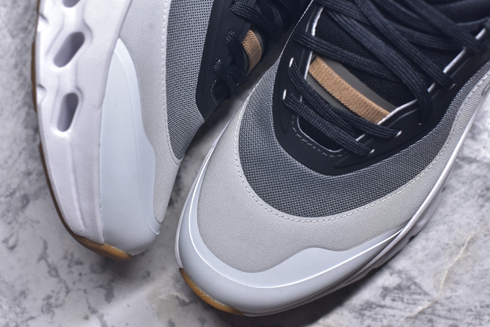 图片[8]-#On昂跑 x LOEW罗意威 Cloudtilt2.0 舒适轻盈 低帮跑步鞋 白黑灰 货号：M929282X34-4515 整身鞋面是一体的，包裹感很强，配合弹力鞋带，穿脱方便快捷。鞋底镂空设计，与爱步相同，脚感舒适。但不是立马就能感受的软，要走一段时间才有回馈。鞋型很秀气，日常穿着还是很合适的一款！尺码：36-45-选品中心