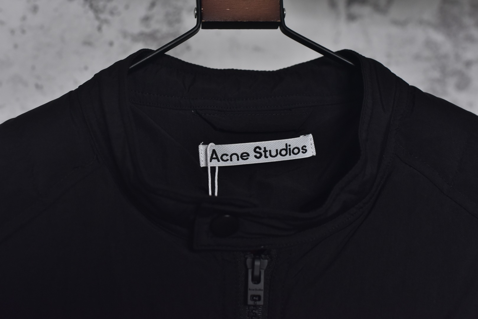 图片[5]-#Acne Studios 25Fw 小标排骨薄款羽绒服 -核心内里填充80G广检认证90%纯白鸭绒 采用高支高密梭织面料，“高支”指纱线极细，赋予面料细腻柔软的触感和高级质感；“高密”指单位面积内的纱线经纬编织数极高，从根本上构成了抵御寒风侵入的坚固物理屏障，有效防止内里绒丝钻出，涂层处理： 在致密的面料基底上，进行了先进的生活防水涂层处理。该涂层能令水滴在面料表面形成珠状效应并滚落，而非立即渗透。这层无形的盾牌使服装能够从容应对日常小雨、雪沫及意外溅洒，保证内部干爽舒适。涂层与面料的结合工艺要求极高，需确保防水性能持久且不破坏面料原有的透气性和手感，核心内里填充80G广检认证90%纯白鸭绒，填充物经由广州纤维产品检测研究院这一国家权威机构检测认证。此认证是品质的铁证，玩的就是真实，90%纯白鸭绒的绒朵是羽绒中像蒲公英一样、立体蓬松的核心部分，而非保暖性差很多的羽毛片。90%的极高占比意味着它拥有无与伦比的蓄热空气能力，从而实现超轻重量下的极致保暖效能，且可压缩性极佳，易于收纳。定制开模： 放弃通货拉链五金，投入成本为这款羽绒服单独开发模具，铸造对版拉链齿和拉头。这意味着拉链的尺寸、手感、齿形和拉动顺滑度都经过精准调校，与面料厚度和服装设计完美匹配，做工全由大厂标准化车间生产 尺码：48 50 52-选品中心