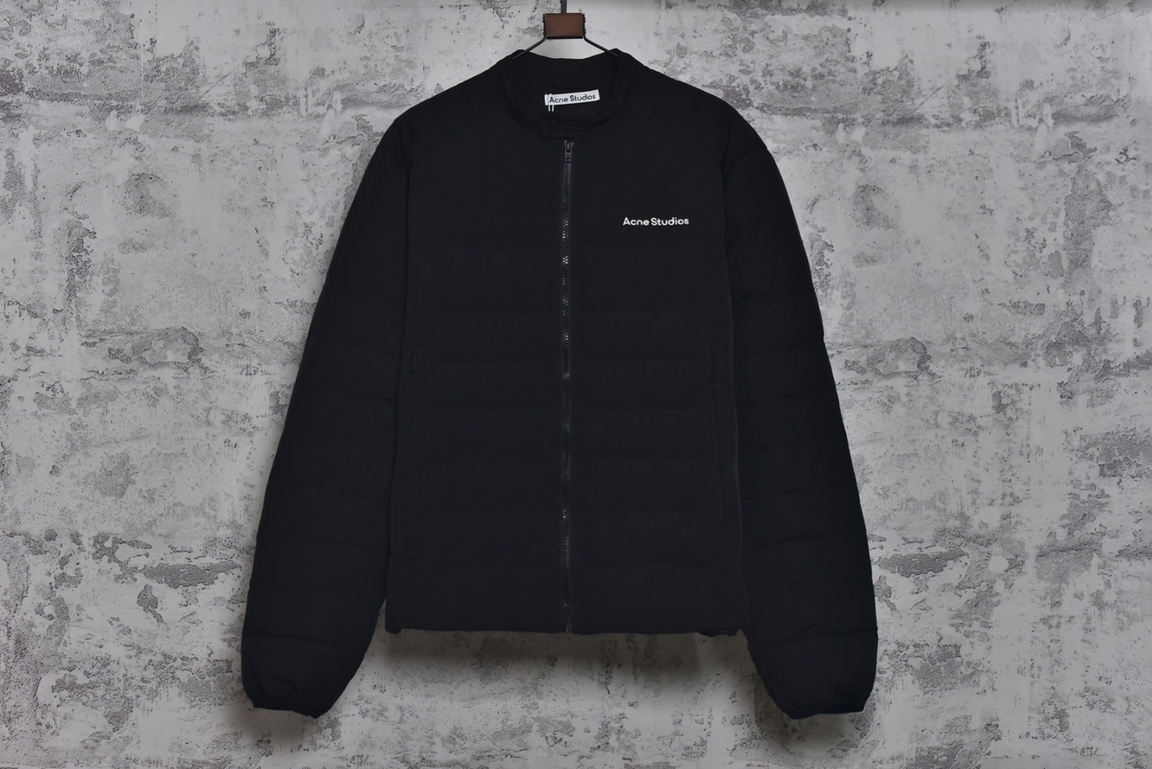 #Acne Studios 25Fw 小标排骨薄款羽绒服 -核心内里填充80G广检认证90%纯白鸭绒 采用高支高密梭织面料，“高支”指纱线极细，赋予面料细腻柔软的触感和高级质感；“高密”指单位面积内的纱线经纬编织数极高，从根本上构成了抵御寒风侵入的坚固物理屏障，有效防止内里绒丝钻出，涂层处理： 在致密的面料基底上，进行了先进的生活防水涂层处理。该涂层能令水滴在面料表面形成珠状效应并滚落，而非立即渗透。这层无形的盾牌使服装能够从容应对日常小雨、雪沫及意外溅洒，保证内部干爽舒适。涂层与面料的结合工艺要求极高，需确保防水性能持久且不破坏面料原有的透气性和手感，核心内里填充80G广检认证90%纯白鸭绒，填充物经由广州纤维产品检测研究院这一国家权威机构检测认证。此认证是品质的铁证，玩的就是真实，90%纯白鸭绒的绒朵是羽绒中像蒲公英一样、立体蓬松的核心部分，而非保暖性差很多的羽毛片。90%的极高占比意味着它拥有无与伦比的蓄热空气能力，从而实现超轻重量下的极致保暖效能，且可压缩性极佳，易于收纳。定制开模： 放弃通货拉链五金，投入成本为这款羽绒服单独开发模具，铸造对版拉链齿和拉头。这意味着拉链的尺寸、手感、齿形和拉动顺滑度都经过精准调校，与面料厚度和服装设计完美匹配，做工全由大厂标准化车间生产 尺码：48 50 52-选品中心