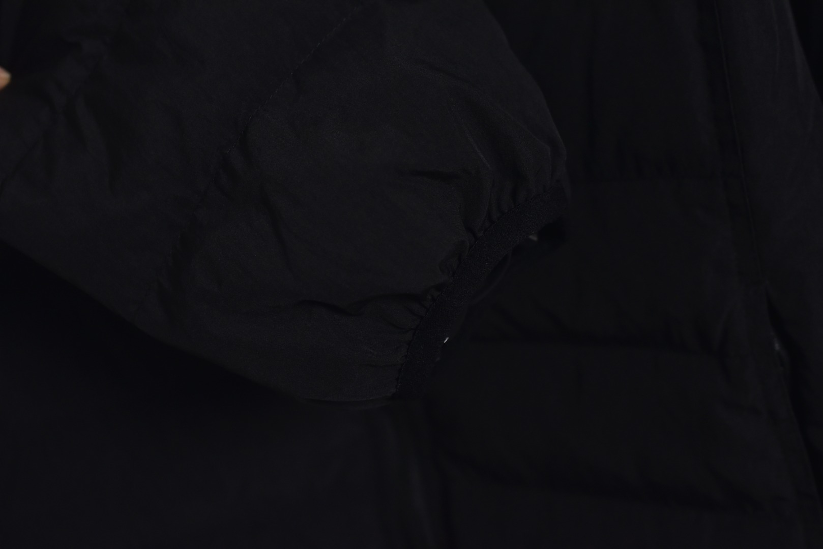 图片[6]-#Acne Studios 25Fw 小标排骨薄款羽绒服 -核心内里填充80G广检认证90%纯白鸭绒 采用高支高密梭织面料，“高支”指纱线极细，赋予面料细腻柔软的触感和高级质感；“高密”指单位面积内的纱线经纬编织数极高，从根本上构成了抵御寒风侵入的坚固物理屏障，有效防止内里绒丝钻出，涂层处理： 在致密的面料基底上，进行了先进的生活防水涂层处理。该涂层能令水滴在面料表面形成珠状效应并滚落，而非立即渗透。这层无形的盾牌使服装能够从容应对日常小雨、雪沫及意外溅洒，保证内部干爽舒适。涂层与面料的结合工艺要求极高，需确保防水性能持久且不破坏面料原有的透气性和手感，核心内里填充80G广检认证90%纯白鸭绒，填充物经由广州纤维产品检测研究院这一国家权威机构检测认证。此认证是品质的铁证，玩的就是真实，90%纯白鸭绒的绒朵是羽绒中像蒲公英一样、立体蓬松的核心部分，而非保暖性差很多的羽毛片。90%的极高占比意味着它拥有无与伦比的蓄热空气能力，从而实现超轻重量下的极致保暖效能，且可压缩性极佳，易于收纳。定制开模： 放弃通货拉链五金，投入成本为这款羽绒服单独开发模具，铸造对版拉链齿和拉头。这意味着拉链的尺寸、手感、齿形和拉动顺滑度都经过精准调校，与面料厚度和服装设计完美匹配，做工全由大厂标准化车间生产 尺码：48 50 52-选品中心