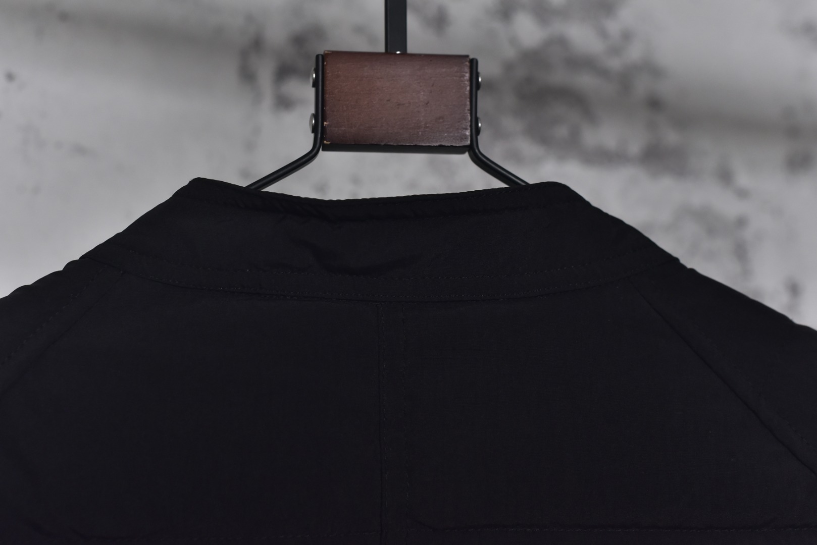 图片[8]-#Acne Studios 25Fw 小标排骨薄款羽绒服 -核心内里填充80G广检认证90%纯白鸭绒 采用高支高密梭织面料，“高支”指纱线极细，赋予面料细腻柔软的触感和高级质感；“高密”指单位面积内的纱线经纬编织数极高，从根本上构成了抵御寒风侵入的坚固物理屏障，有效防止内里绒丝钻出，涂层处理： 在致密的面料基底上，进行了先进的生活防水涂层处理。该涂层能令水滴在面料表面形成珠状效应并滚落，而非立即渗透。这层无形的盾牌使服装能够从容应对日常小雨、雪沫及意外溅洒，保证内部干爽舒适。涂层与面料的结合工艺要求极高，需确保防水性能持久且不破坏面料原有的透气性和手感，核心内里填充80G广检认证90%纯白鸭绒，填充物经由广州纤维产品检测研究院这一国家权威机构检测认证。此认证是品质的铁证，玩的就是真实，90%纯白鸭绒的绒朵是羽绒中像蒲公英一样、立体蓬松的核心部分，而非保暖性差很多的羽毛片。90%的极高占比意味着它拥有无与伦比的蓄热空气能力，从而实现超轻重量下的极致保暖效能，且可压缩性极佳，易于收纳。定制开模： 放弃通货拉链五金，投入成本为这款羽绒服单独开发模具，铸造对版拉链齿和拉头。这意味着拉链的尺寸、手感、齿形和拉动顺滑度都经过精准调校，与面料厚度和服装设计完美匹配，做工全由大厂标准化车间生产 尺码：48 50 52-选品中心