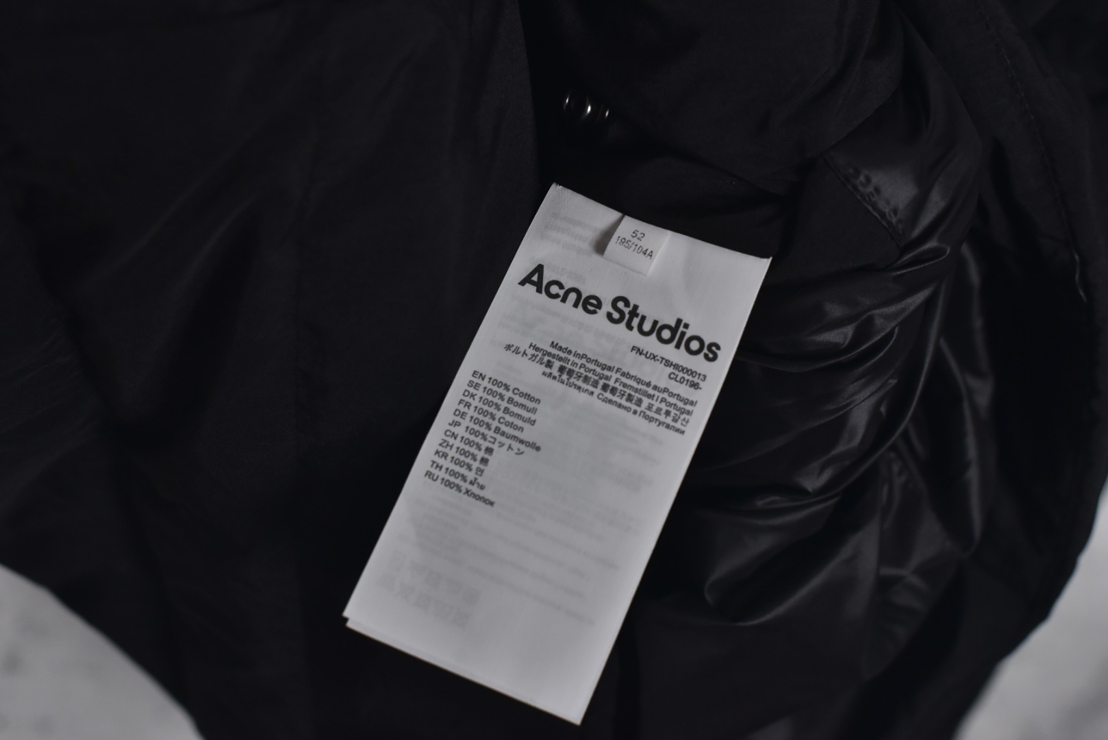 图片[7]-#Acne Studios 25Fw 小标排骨薄款羽绒服 -核心内里填充80G广检认证90%纯白鸭绒 采用高支高密梭织面料，“高支”指纱线极细，赋予面料细腻柔软的触感和高级质感；“高密”指单位面积内的纱线经纬编织数极高，从根本上构成了抵御寒风侵入的坚固物理屏障，有效防止内里绒丝钻出，涂层处理： 在致密的面料基底上，进行了先进的生活防水涂层处理。该涂层能令水滴在面料表面形成珠状效应并滚落，而非立即渗透。这层无形的盾牌使服装能够从容应对日常小雨、雪沫及意外溅洒，保证内部干爽舒适。涂层与面料的结合工艺要求极高，需确保防水性能持久且不破坏面料原有的透气性和手感，核心内里填充80G广检认证90%纯白鸭绒，填充物经由广州纤维产品检测研究院这一国家权威机构检测认证。此认证是品质的铁证，玩的就是真实，90%纯白鸭绒的绒朵是羽绒中像蒲公英一样、立体蓬松的核心部分，而非保暖性差很多的羽毛片。90%的极高占比意味着它拥有无与伦比的蓄热空气能力，从而实现超轻重量下的极致保暖效能，且可压缩性极佳，易于收纳。定制开模： 放弃通货拉链五金，投入成本为这款羽绒服单独开发模具，铸造对版拉链齿和拉头。这意味着拉链的尺寸、手感、齿形和拉动顺滑度都经过精准调校，与面料厚度和服装设计完美匹配，做工全由大厂标准化车间生产 尺码：48 50 52-选品中心