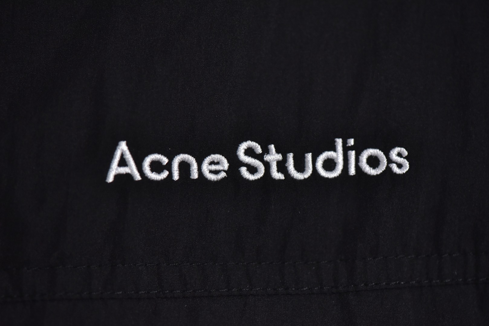 图片[3]-#Acne Studios 25Fw 小标排骨薄款羽绒服 -核心内里填充80G广检认证90%纯白鸭绒 采用高支高密梭织面料，“高支”指纱线极细，赋予面料细腻柔软的触感和高级质感；“高密”指单位面积内的纱线经纬编织数极高，从根本上构成了抵御寒风侵入的坚固物理屏障，有效防止内里绒丝钻出，涂层处理： 在致密的面料基底上，进行了先进的生活防水涂层处理。该涂层能令水滴在面料表面形成珠状效应并滚落，而非立即渗透。这层无形的盾牌使服装能够从容应对日常小雨、雪沫及意外溅洒，保证内部干爽舒适。涂层与面料的结合工艺要求极高，需确保防水性能持久且不破坏面料原有的透气性和手感，核心内里填充80G广检认证90%纯白鸭绒，填充物经由广州纤维产品检测研究院这一国家权威机构检测认证。此认证是品质的铁证，玩的就是真实，90%纯白鸭绒的绒朵是羽绒中像蒲公英一样、立体蓬松的核心部分，而非保暖性差很多的羽毛片。90%的极高占比意味着它拥有无与伦比的蓄热空气能力，从而实现超轻重量下的极致保暖效能，且可压缩性极佳，易于收纳。定制开模： 放弃通货拉链五金，投入成本为这款羽绒服单独开发模具，铸造对版拉链齿和拉头。这意味着拉链的尺寸、手感、齿形和拉动顺滑度都经过精准调校，与面料厚度和服装设计完美匹配，做工全由大厂标准化车间生产 尺码：48 50 52-选品中心