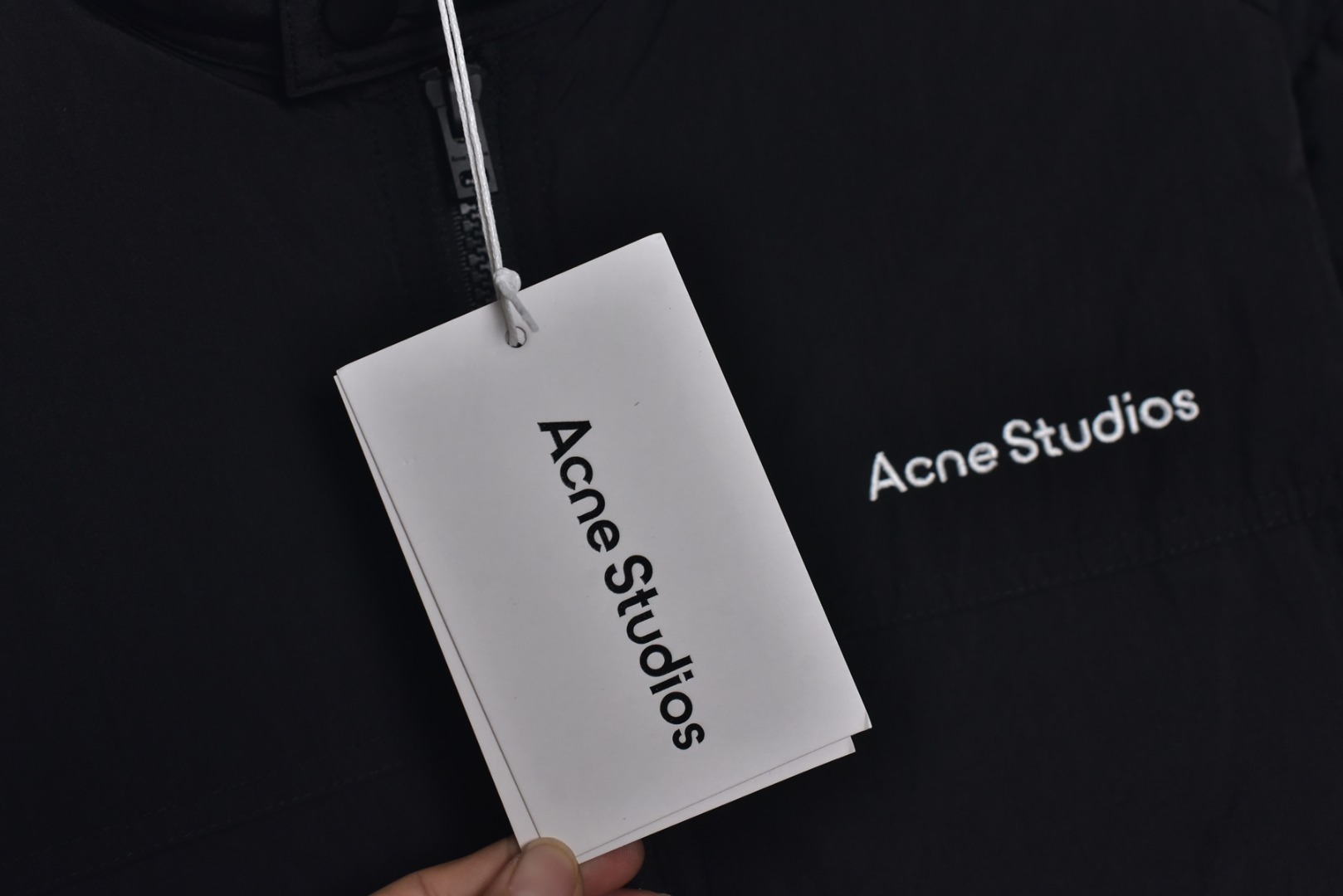 图片[9]-#Acne Studios 25Fw 小标排骨薄款羽绒服 -核心内里填充80G广检认证90%纯白鸭绒 采用高支高密梭织面料，“高支”指纱线极细，赋予面料细腻柔软的触感和高级质感；“高密”指单位面积内的纱线经纬编织数极高，从根本上构成了抵御寒风侵入的坚固物理屏障，有效防止内里绒丝钻出，涂层处理： 在致密的面料基底上，进行了先进的生活防水涂层处理。该涂层能令水滴在面料表面形成珠状效应并滚落，而非立即渗透。这层无形的盾牌使服装能够从容应对日常小雨、雪沫及意外溅洒，保证内部干爽舒适。涂层与面料的结合工艺要求极高，需确保防水性能持久且不破坏面料原有的透气性和手感，核心内里填充80G广检认证90%纯白鸭绒，填充物经由广州纤维产品检测研究院这一国家权威机构检测认证。此认证是品质的铁证，玩的就是真实，90%纯白鸭绒的绒朵是羽绒中像蒲公英一样、立体蓬松的核心部分，而非保暖性差很多的羽毛片。90%的极高占比意味着它拥有无与伦比的蓄热空气能力，从而实现超轻重量下的极致保暖效能，且可压缩性极佳，易于收纳。定制开模： 放弃通货拉链五金，投入成本为这款羽绒服单独开发模具，铸造对版拉链齿和拉头。这意味着拉链的尺寸、手感、齿形和拉动顺滑度都经过精准调校，与面料厚度和服装设计完美匹配，做工全由大厂标准化车间生产 尺码：48 50 52-选品中心