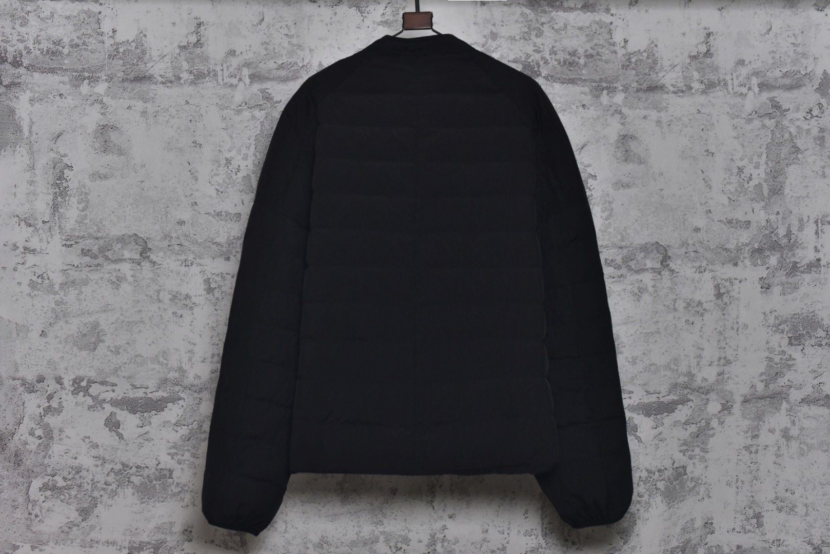 图片[2]-#Acne Studios 25Fw 小标排骨薄款羽绒服 -核心内里填充80G广检认证90%纯白鸭绒 采用高支高密梭织面料，“高支”指纱线极细，赋予面料细腻柔软的触感和高级质感；“高密”指单位面积内的纱线经纬编织数极高，从根本上构成了抵御寒风侵入的坚固物理屏障，有效防止内里绒丝钻出，涂层处理： 在致密的面料基底上，进行了先进的生活防水涂层处理。该涂层能令水滴在面料表面形成珠状效应并滚落，而非立即渗透。这层无形的盾牌使服装能够从容应对日常小雨、雪沫及意外溅洒，保证内部干爽舒适。涂层与面料的结合工艺要求极高，需确保防水性能持久且不破坏面料原有的透气性和手感，核心内里填充80G广检认证90%纯白鸭绒，填充物经由广州纤维产品检测研究院这一国家权威机构检测认证。此认证是品质的铁证，玩的就是真实，90%纯白鸭绒的绒朵是羽绒中像蒲公英一样、立体蓬松的核心部分，而非保暖性差很多的羽毛片。90%的极高占比意味着它拥有无与伦比的蓄热空气能力，从而实现超轻重量下的极致保暖效能，且可压缩性极佳，易于收纳。定制开模： 放弃通货拉链五金，投入成本为这款羽绒服单独开发模具，铸造对版拉链齿和拉头。这意味着拉链的尺寸、手感、齿形和拉动顺滑度都经过精准调校，与面料厚度和服装设计完美匹配，做工全由大厂标准化车间生产 尺码：48 50 52-选品中心