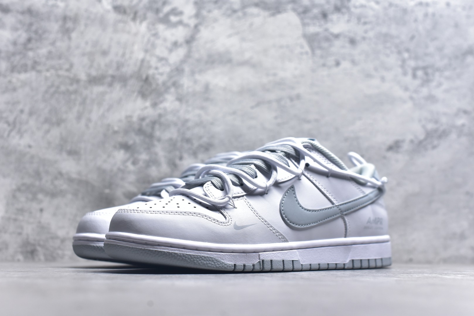 图片[2]-#NK Dunk Low 星郎 WG0528-101 大厂出品 极力推荐 原装头层材料 独家版型蒸餾加工帶來的是更好的视觉和脚感体验大厂纯原品质出货 清洁度 电绣工艺 皮料切割干净无任何毛边 细节完美 实拍调校N版已经零色差零失真 百分百还原实物色彩所见即所得 不存在货不对板色差等低级问题 选购参考实物拍摄 不混卖不参货 只用心做好货严格选品 承诺混一赔十 尺码：40 40.5 41 42 42.5 43 44 44.5 45 46-选品中心