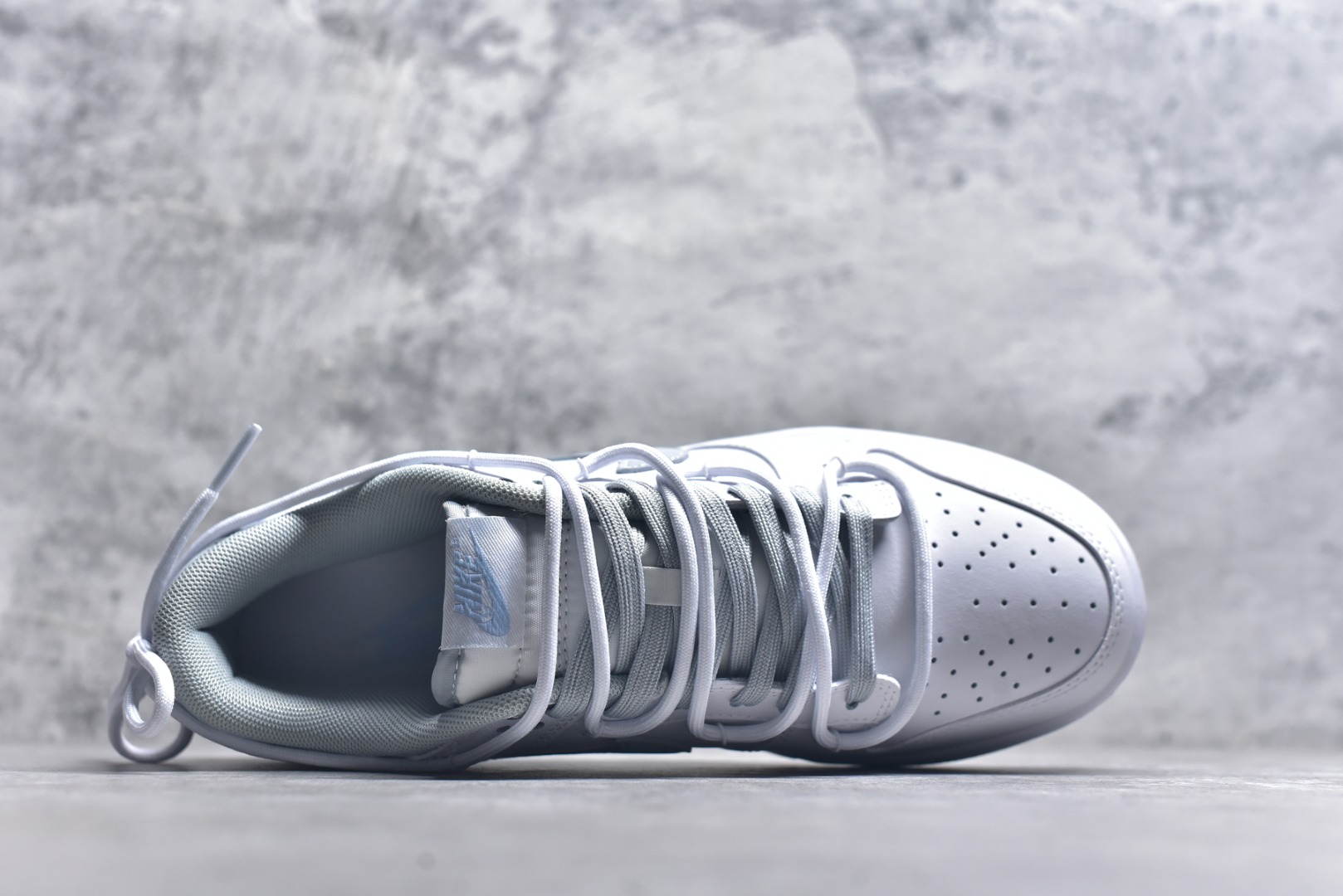 图片[4]-#NK Dunk Low 星郎 WG0528-101 大厂出品 极力推荐 原装头层材料 独家版型蒸餾加工帶來的是更好的视觉和脚感体验大厂纯原品质出货 清洁度 电绣工艺 皮料切割干净无任何毛边 细节完美 实拍调校N版已经零色差零失真 百分百还原实物色彩所见即所得 不存在货不对板色差等低级问题 选购参考实物拍摄 不混卖不参货 只用心做好货严格选品 承诺混一赔十 尺码：40 40.5 41 42 42.5 43 44 44.5 45 46-选品中心