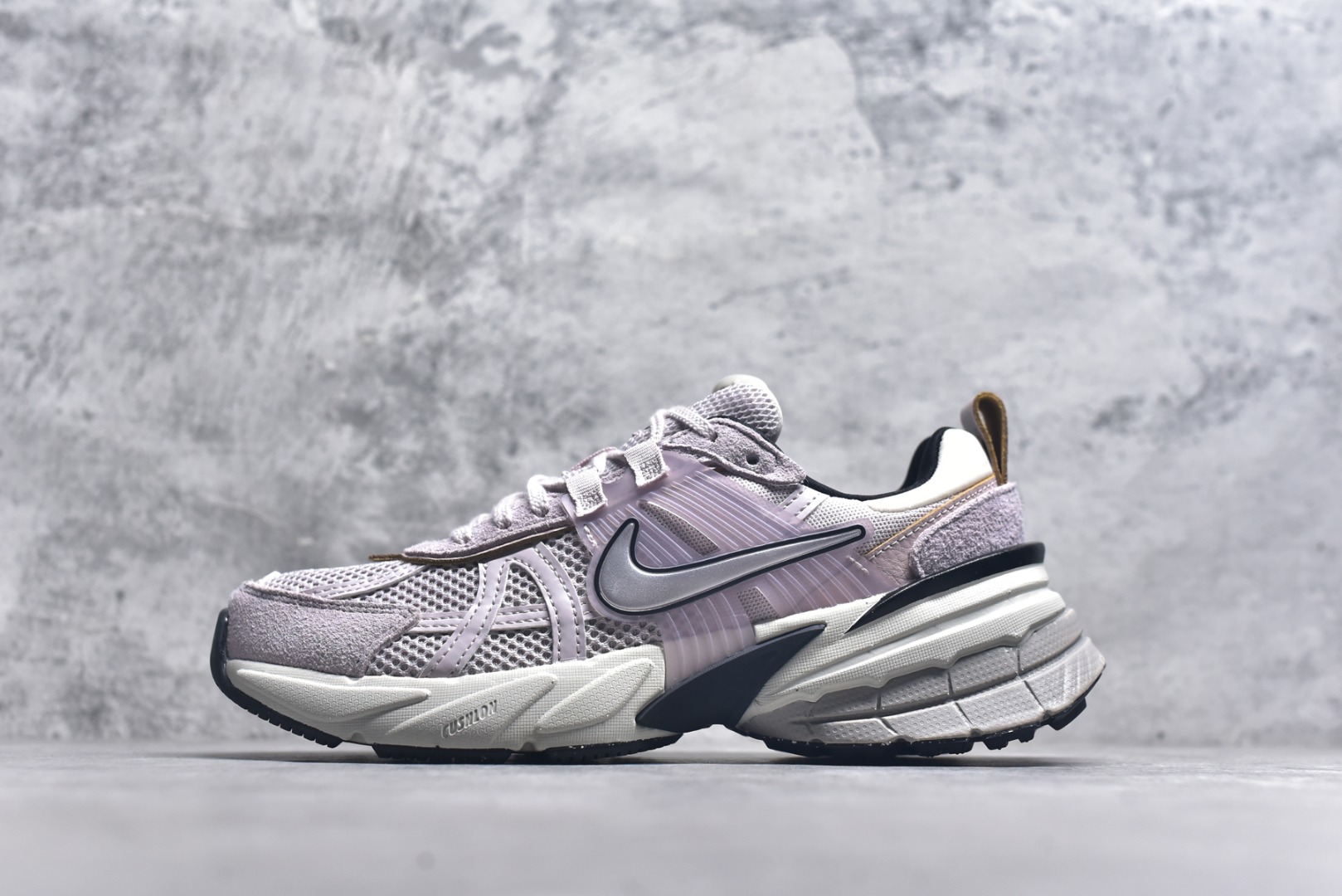 #NK V2K Runtekk 减震防滑低帮 复古老爹鞋跑步鞋 FN6703-001 鞋款被命名为 Runtekk 设计上借鉴了 2000 年的跑鞋风格 配色上以金属银为主调 简练又有复古运动气质 材质上使用大面积网眼、皮革、TPU 组成 支撑和透气性肯定不错 中底处由 Cushlon 泡绵打造 保证在压马路时可以提供优秀脚感 并通过一手做旧氧化效果突出复古感 中底造型很容易让大家联想到巴黎世家3XL 增高效果同样不能忽视 尺码：35.5 36 36.5 37.5 38 38.5 39 40 40.5 41 42 42.5 43 44 44.5 45 46-选品中心