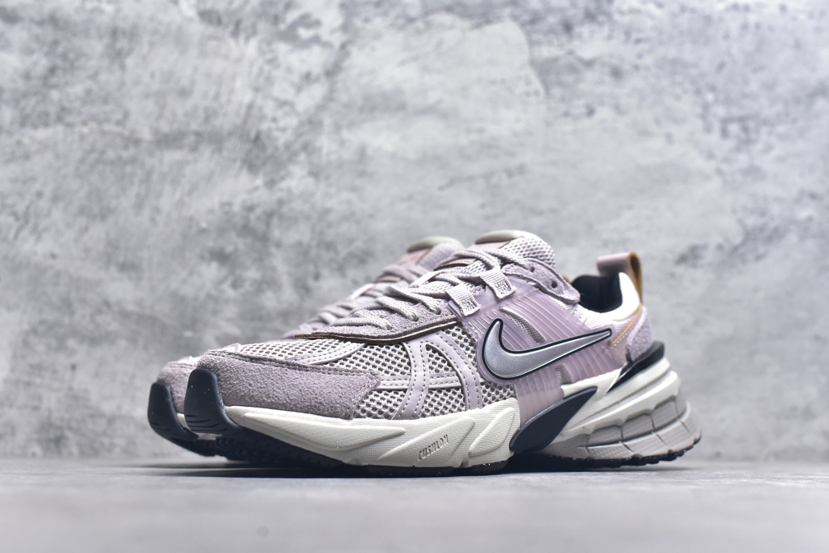 图片[2]-#NK V2K Runtekk 减震防滑低帮 复古老爹鞋跑步鞋 FN6703-001 鞋款被命名为 Runtekk 设计上借鉴了 2000 年的跑鞋风格 配色上以金属银为主调 简练又有复古运动气质 材质上使用大面积网眼、皮革、TPU 组成 支撑和透气性肯定不错 中底处由 Cushlon 泡绵打造 保证在压马路时可以提供优秀脚感 并通过一手做旧氧化效果突出复古感 中底造型很容易让大家联想到巴黎世家3XL 增高效果同样不能忽视 尺码：35.5 36 36.5 37.5 38 38.5 39 40 40.5 41 42 42.5 43 44 44.5 45 46-选品中心