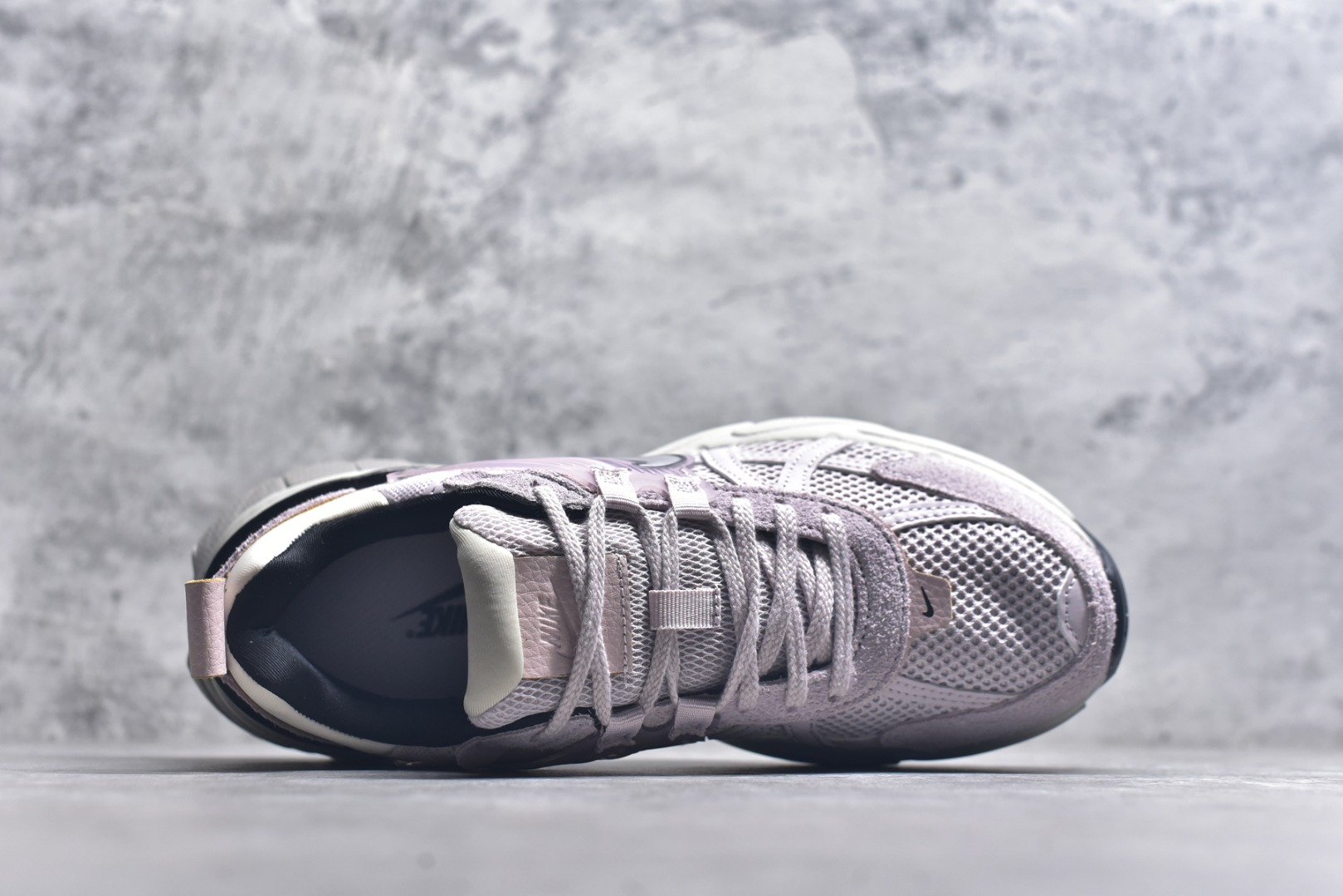 图片[4]-#NK V2K Runtekk 减震防滑低帮 复古老爹鞋跑步鞋 FN6703-001 鞋款被命名为 Runtekk 设计上借鉴了 2000 年的跑鞋风格 配色上以金属银为主调 简练又有复古运动气质 材质上使用大面积网眼、皮革、TPU 组成 支撑和透气性肯定不错 中底处由 Cushlon 泡绵打造 保证在压马路时可以提供优秀脚感 并通过一手做旧氧化效果突出复古感 中底造型很容易让大家联想到巴黎世家3XL 增高效果同样不能忽视 尺码：35.5 36 36.5 37.5 38 38.5 39 40 40.5 41 42 42.5 43 44 44.5 45 46-选品中心