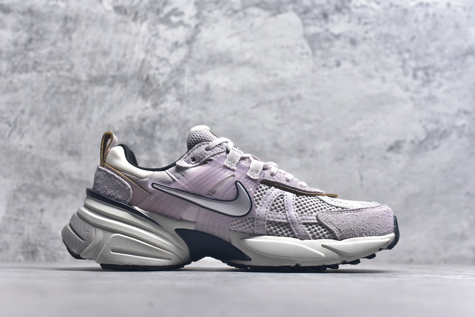 图片[3]-#NK V2K Runtekk 减震防滑低帮 复古老爹鞋跑步鞋 FN6703-001 鞋款被命名为 Runtekk 设计上借鉴了 2000 年的跑鞋风格 配色上以金属银为主调 简练又有复古运动气质 材质上使用大面积网眼、皮革、TPU 组成 支撑和透气性肯定不错 中底处由 Cushlon 泡绵打造 保证在压马路时可以提供优秀脚感 并通过一手做旧氧化效果突出复古感 中底造型很容易让大家联想到巴黎世家3XL 增高效果同样不能忽视 尺码：35.5 36 36.5 37.5 38 38.5 39 40 40.5 41 42 42.5 43 44 44.5 45 46-选品中心