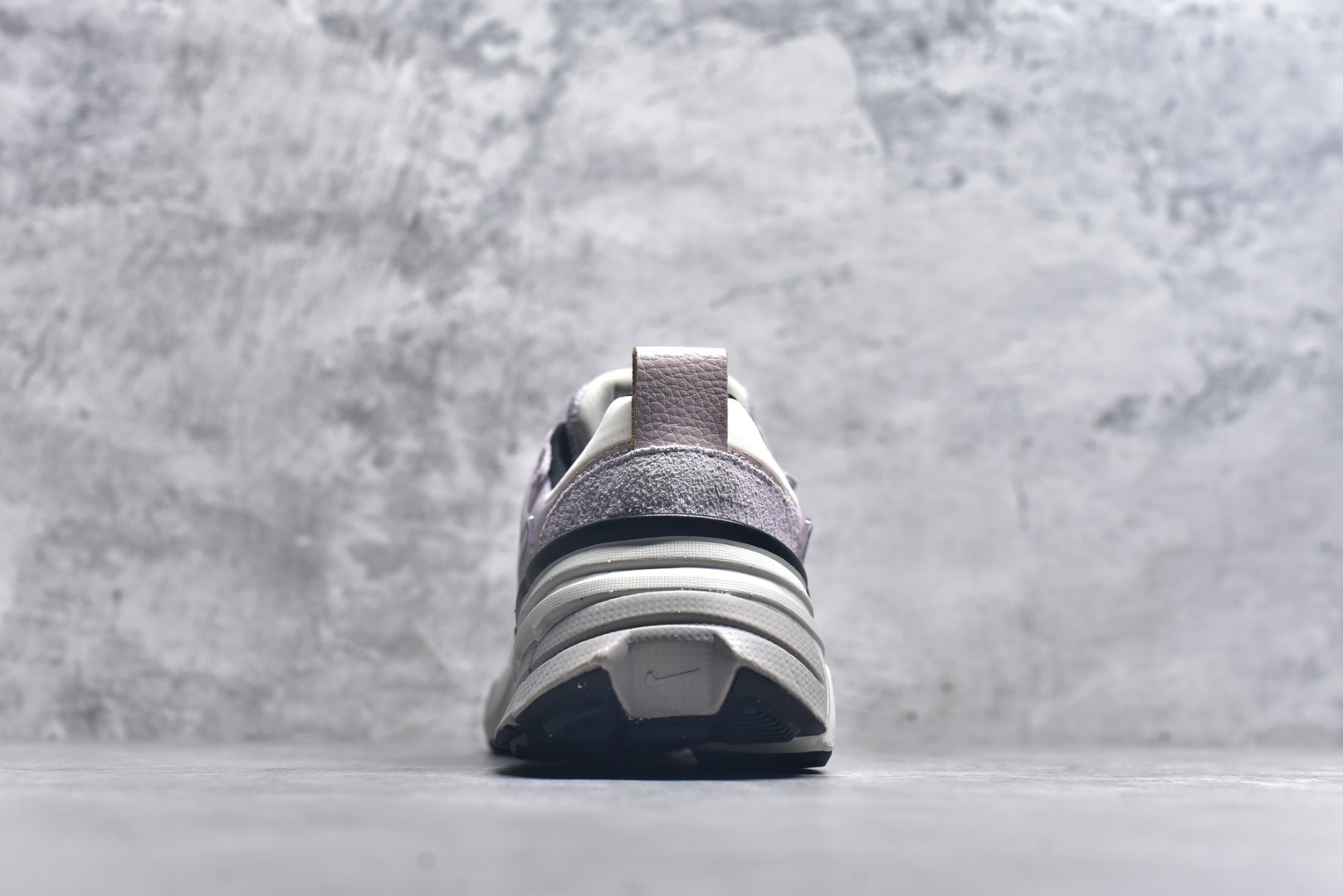 图片[5]-#NK V2K Runtekk 减震防滑低帮 复古老爹鞋跑步鞋 FN6703-001 鞋款被命名为 Runtekk 设计上借鉴了 2000 年的跑鞋风格 配色上以金属银为主调 简练又有复古运动气质 材质上使用大面积网眼、皮革、TPU 组成 支撑和透气性肯定不错 中底处由 Cushlon 泡绵打造 保证在压马路时可以提供优秀脚感 并通过一手做旧氧化效果突出复古感 中底造型很容易让大家联想到巴黎世家3XL 增高效果同样不能忽视 尺码：35.5 36 36.5 37.5 38 38.5 39 40 40.5 41 42 42.5 43 44 44.5 45 46-选品中心