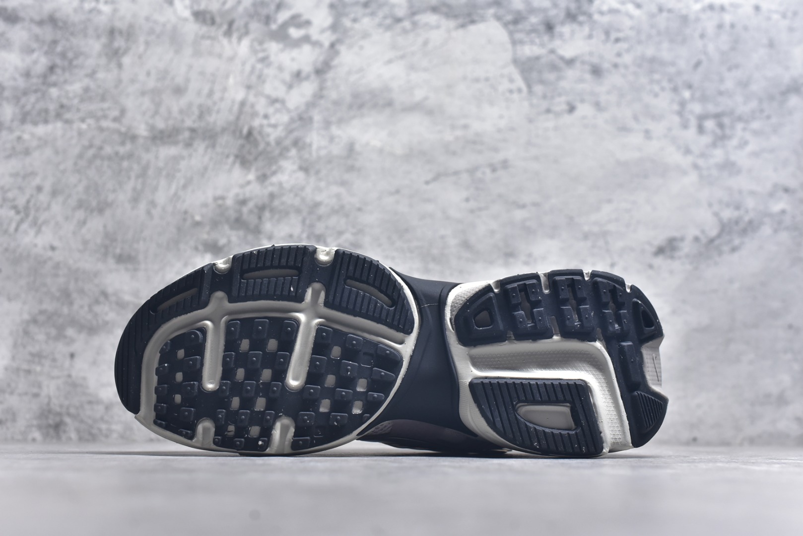 图片[6]-#NK V2K Runtekk 减震防滑低帮 复古老爹鞋跑步鞋 FN6703-001 鞋款被命名为 Runtekk 设计上借鉴了 2000 年的跑鞋风格 配色上以金属银为主调 简练又有复古运动气质 材质上使用大面积网眼、皮革、TPU 组成 支撑和透气性肯定不错 中底处由 Cushlon 泡绵打造 保证在压马路时可以提供优秀脚感 并通过一手做旧氧化效果突出复古感 中底造型很容易让大家联想到巴黎世家3XL 增高效果同样不能忽视 尺码：35.5 36 36.5 37.5 38 38.5 39 40 40.5 41 42 42.5 43 44 44.5 45 46-选品中心