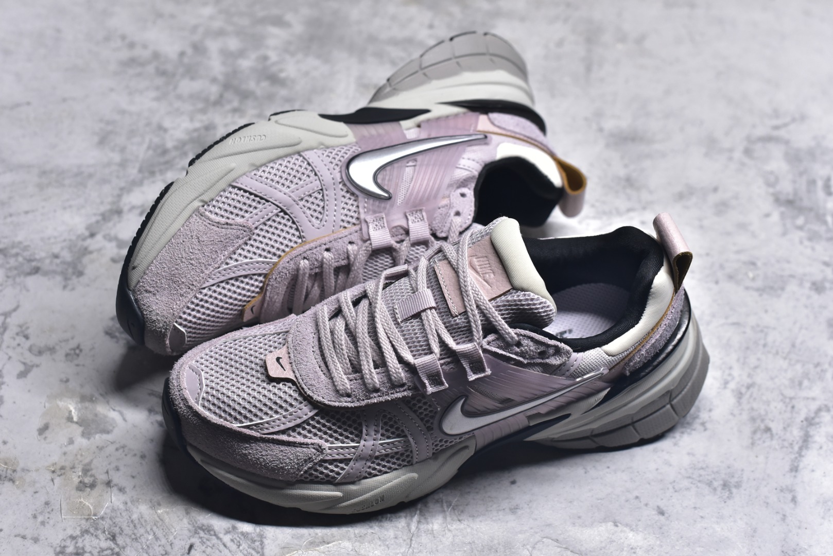 图片[7]-#NK V2K Runtekk 减震防滑低帮 复古老爹鞋跑步鞋 FN6703-001 鞋款被命名为 Runtekk 设计上借鉴了 2000 年的跑鞋风格 配色上以金属银为主调 简练又有复古运动气质 材质上使用大面积网眼、皮革、TPU 组成 支撑和透气性肯定不错 中底处由 Cushlon 泡绵打造 保证在压马路时可以提供优秀脚感 并通过一手做旧氧化效果突出复古感 中底造型很容易让大家联想到巴黎世家3XL 增高效果同样不能忽视 尺码：35.5 36 36.5 37.5 38 38.5 39 40 40.5 41 42 42.5 43 44 44.5 45 46-选品中心