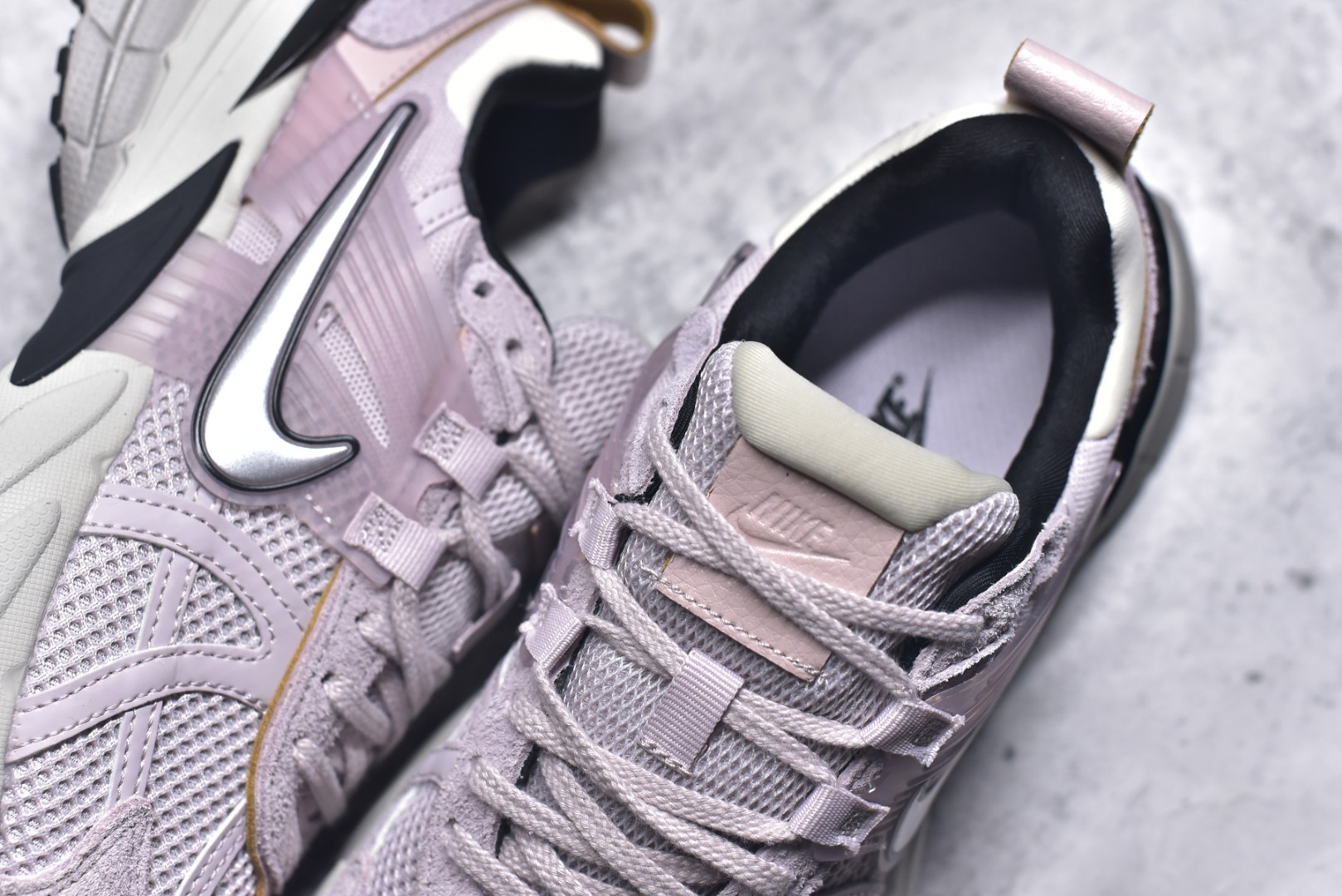 图片[9]-#NK V2K Runtekk 减震防滑低帮 复古老爹鞋跑步鞋 FN6703-001 鞋款被命名为 Runtekk 设计上借鉴了 2000 年的跑鞋风格 配色上以金属银为主调 简练又有复古运动气质 材质上使用大面积网眼、皮革、TPU 组成 支撑和透气性肯定不错 中底处由 Cushlon 泡绵打造 保证在压马路时可以提供优秀脚感 并通过一手做旧氧化效果突出复古感 中底造型很容易让大家联想到巴黎世家3XL 增高效果同样不能忽视 尺码：35.5 36 36.5 37.5 38 38.5 39 40 40.5 41 42 42.5 43 44 44.5 45 46-选品中心