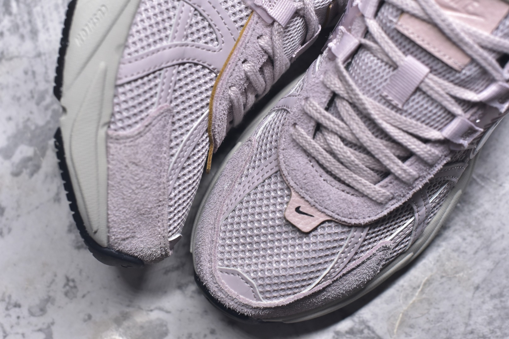 图片[8]-#NK V2K Runtekk 减震防滑低帮 复古老爹鞋跑步鞋 FN6703-001 鞋款被命名为 Runtekk 设计上借鉴了 2000 年的跑鞋风格 配色上以金属银为主调 简练又有复古运动气质 材质上使用大面积网眼、皮革、TPU 组成 支撑和透气性肯定不错 中底处由 Cushlon 泡绵打造 保证在压马路时可以提供优秀脚感 并通过一手做旧氧化效果突出复古感 中底造型很容易让大家联想到巴黎世家3XL 增高效果同样不能忽视 尺码：35.5 36 36.5 37.5 38 38.5 39 40 40.5 41 42 42.5 43 44 44.5 45 46-选品中心