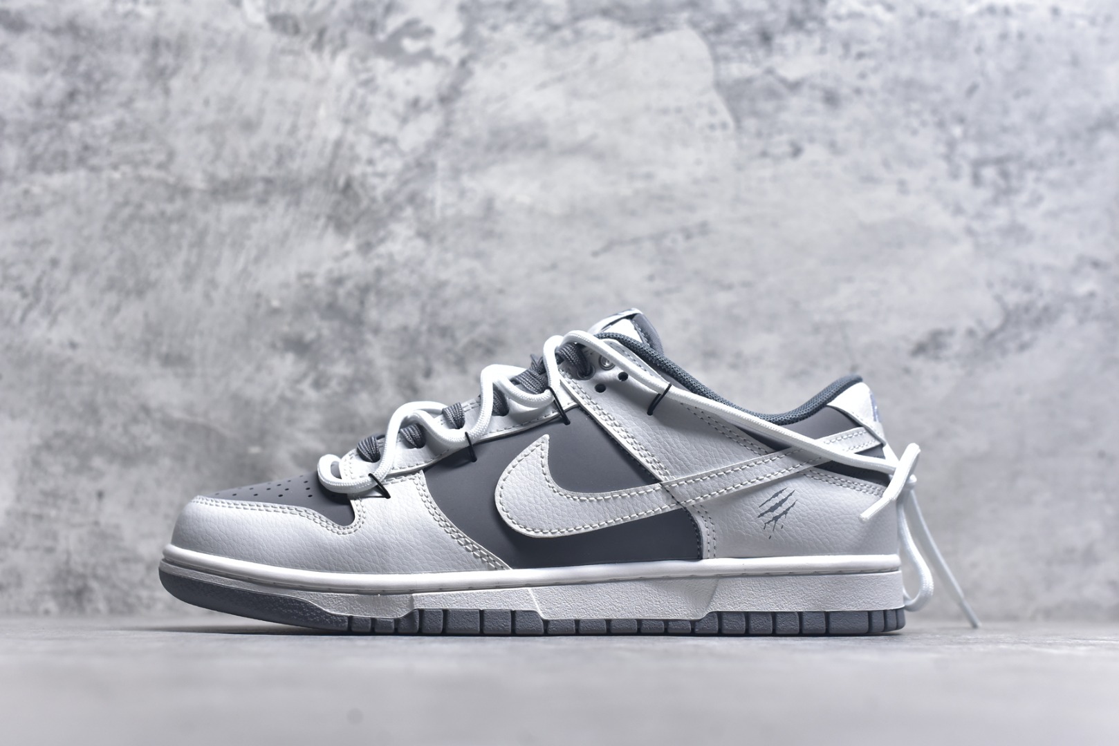 #NK Dunk Low 封狼居胥 WG0528-111 当白与灰化作鞋身主调，如硝烟与黎明交织，恰似战场初寂后的沉静与凛冽。荔枝纹鞋面宛若铠甲般沉稳利落；侧翼Swoosh破风而出，似狼影掠境，凌厉无声。三道爪痕刻于后跟，似猛兽掠过的战迹，不羁、野性，却始终优雅。灰底踏稳征途，狼烟起于足下，致敬的是心中未熄的壮志与野心。定制系列天花板 无原鞋不开发 全系列得物原鞋一比一校对开发 配色持续更新中 终端对接 优势输出 全套原厂楦头原纸板数据档案倾力打造 原汁原味莞产 极致还原 圈内最强针车工艺 高端零售指定版 广东原厂配套原盒原标 鞋盒分三个尺码段 原厂冲刀 超高清洁度 全鞋零毛边皮料切割 采用原厂百宏鞋带以及原厂百宏织唛舌标 内标可供原厂几率过验 进口原装条纹中底布 四线拉帮白色点胶 原厂拉帮手法遵循公司 原厂电绣 极致还原 尺码：36 36.5 37.5 38 38.5 39 40 40.5 41 42 42.5 43 44 44.5 45 46-选品中心