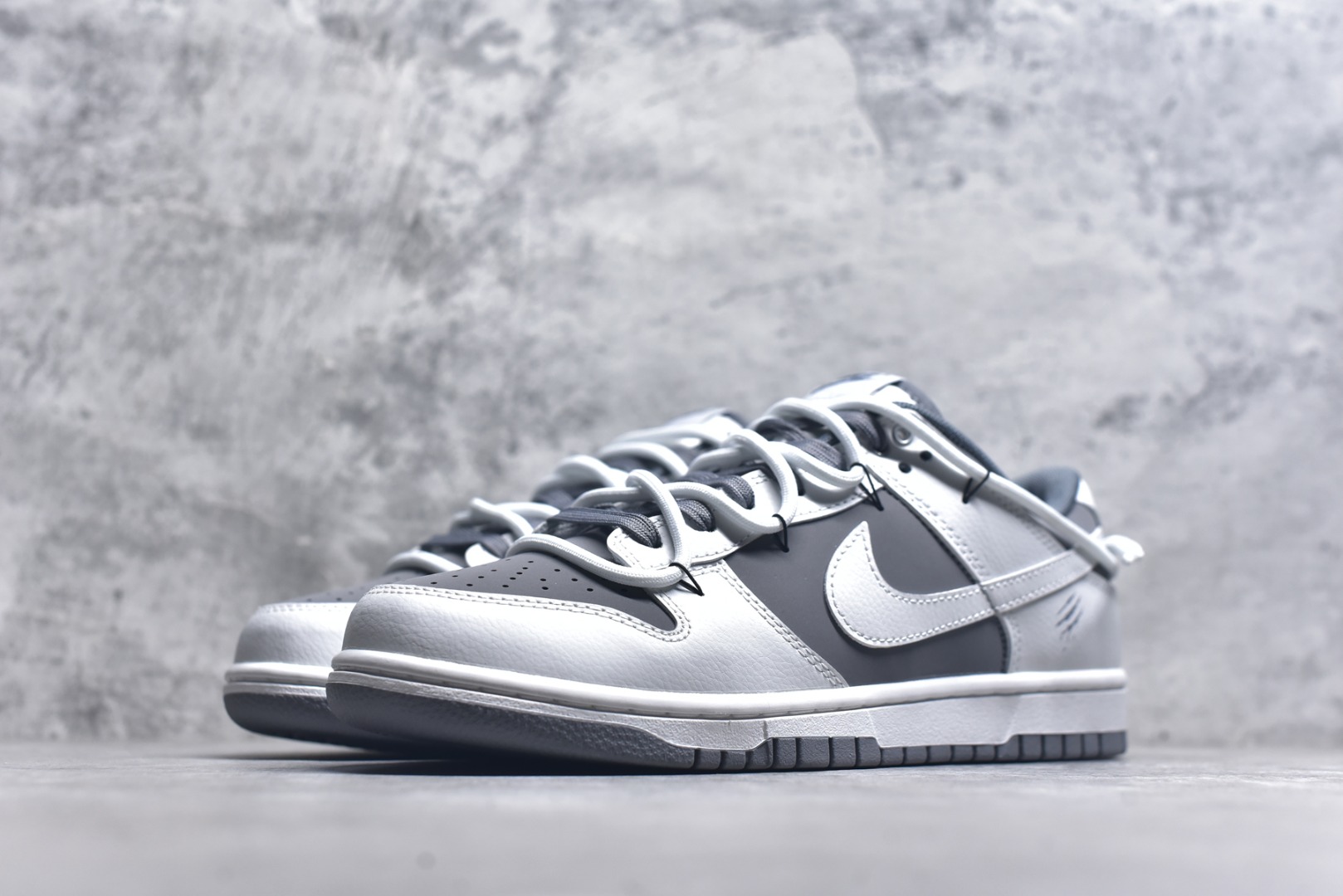图片[2]-#NK Dunk Low 封狼居胥 WG0528-111 当白与灰化作鞋身主调，如硝烟与黎明交织，恰似战场初寂后的沉静与凛冽。荔枝纹鞋面宛若铠甲般沉稳利落；侧翼Swoosh破风而出，似狼影掠境，凌厉无声。三道爪痕刻于后跟，似猛兽掠过的战迹，不羁、野性，却始终优雅。灰底踏稳征途，狼烟起于足下，致敬的是心中未熄的壮志与野心。定制系列天花板 无原鞋不开发 全系列得物原鞋一比一校对开发 配色持续更新中 终端对接 优势输出 全套原厂楦头原纸板数据档案倾力打造 原汁原味莞产 极致还原 圈内最强针车工艺 高端零售指定版 广东原厂配套原盒原标 鞋盒分三个尺码段 原厂冲刀 超高清洁度 全鞋零毛边皮料切割 采用原厂百宏鞋带以及原厂百宏织唛舌标 内标可供原厂几率过验 进口原装条纹中底布 四线拉帮白色点胶 原厂拉帮手法遵循公司 原厂电绣 极致还原 尺码：36 36.5 37.5 38 38.5 39 40 40.5 41 42 42.5 43 44 44.5 45 46-选品中心