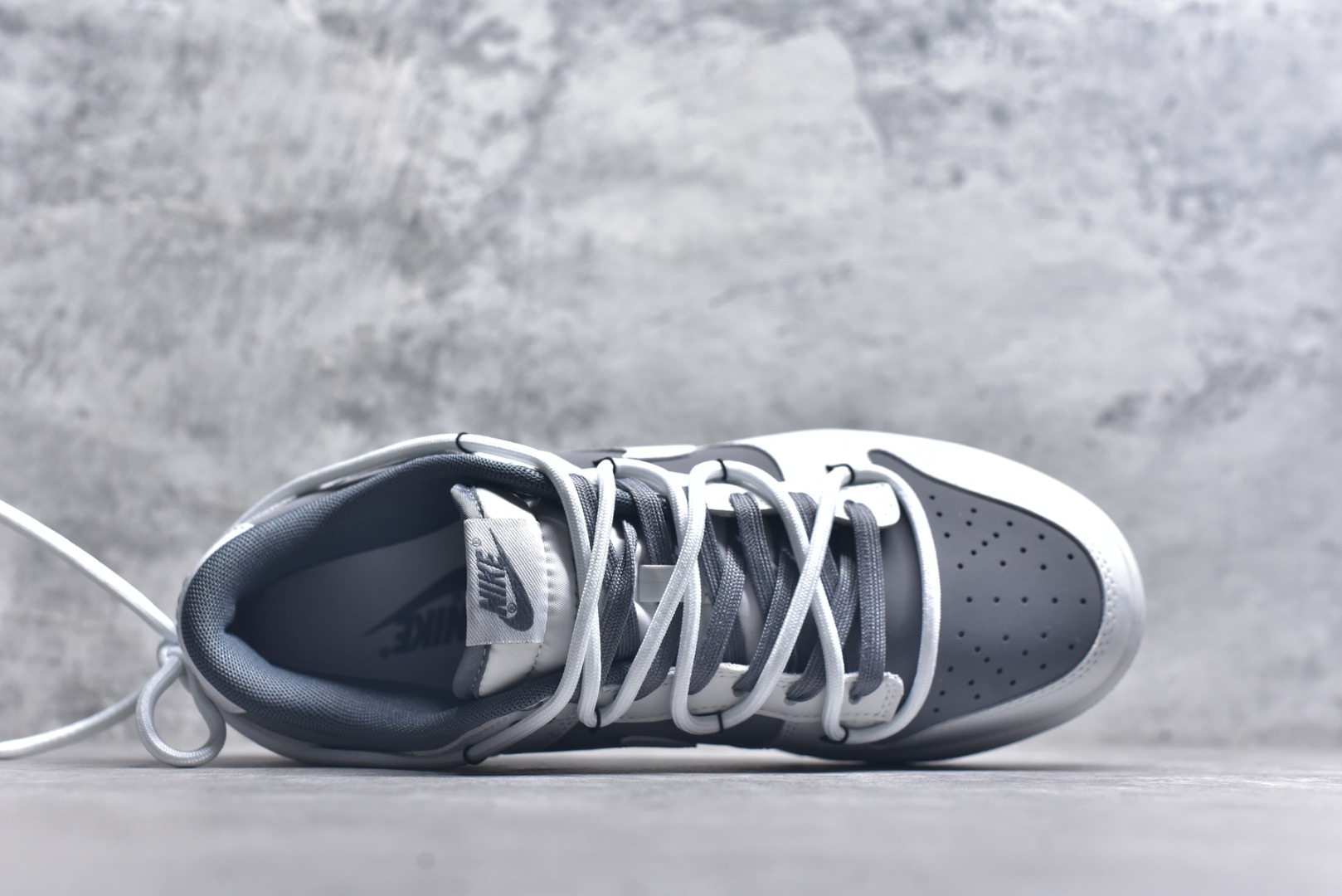 图片[4]-#NK Dunk Low 封狼居胥 WG0528-111 当白与灰化作鞋身主调，如硝烟与黎明交织，恰似战场初寂后的沉静与凛冽。荔枝纹鞋面宛若铠甲般沉稳利落；侧翼Swoosh破风而出，似狼影掠境，凌厉无声。三道爪痕刻于后跟，似猛兽掠过的战迹，不羁、野性，却始终优雅。灰底踏稳征途，狼烟起于足下，致敬的是心中未熄的壮志与野心。定制系列天花板 无原鞋不开发 全系列得物原鞋一比一校对开发 配色持续更新中 终端对接 优势输出 全套原厂楦头原纸板数据档案倾力打造 原汁原味莞产 极致还原 圈内最强针车工艺 高端零售指定版 广东原厂配套原盒原标 鞋盒分三个尺码段 原厂冲刀 超高清洁度 全鞋零毛边皮料切割 采用原厂百宏鞋带以及原厂百宏织唛舌标 内标可供原厂几率过验 进口原装条纹中底布 四线拉帮白色点胶 原厂拉帮手法遵循公司 原厂电绣 极致还原 尺码：36 36.5 37.5 38 38.5 39 40 40.5 41 42 42.5 43 44 44.5 45 46-选品中心