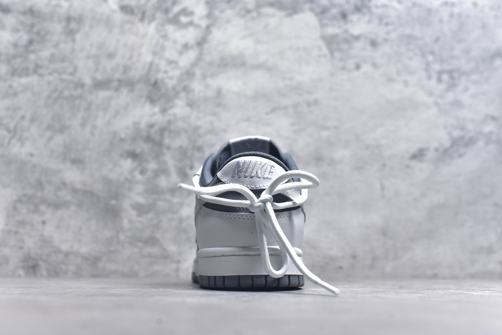 图片[5]-#NK Dunk Low 封狼居胥 WG0528-111 当白与灰化作鞋身主调，如硝烟与黎明交织，恰似战场初寂后的沉静与凛冽。荔枝纹鞋面宛若铠甲般沉稳利落；侧翼Swoosh破风而出，似狼影掠境，凌厉无声。三道爪痕刻于后跟，似猛兽掠过的战迹，不羁、野性，却始终优雅。灰底踏稳征途，狼烟起于足下，致敬的是心中未熄的壮志与野心。定制系列天花板 无原鞋不开发 全系列得物原鞋一比一校对开发 配色持续更新中 终端对接 优势输出 全套原厂楦头原纸板数据档案倾力打造 原汁原味莞产 极致还原 圈内最强针车工艺 高端零售指定版 广东原厂配套原盒原标 鞋盒分三个尺码段 原厂冲刀 超高清洁度 全鞋零毛边皮料切割 采用原厂百宏鞋带以及原厂百宏织唛舌标 内标可供原厂几率过验 进口原装条纹中底布 四线拉帮白色点胶 原厂拉帮手法遵循公司 原厂电绣 极致还原 尺码：36 36.5 37.5 38 38.5 39 40 40.5 41 42 42.5 43 44 44.5 45 46-选品中心